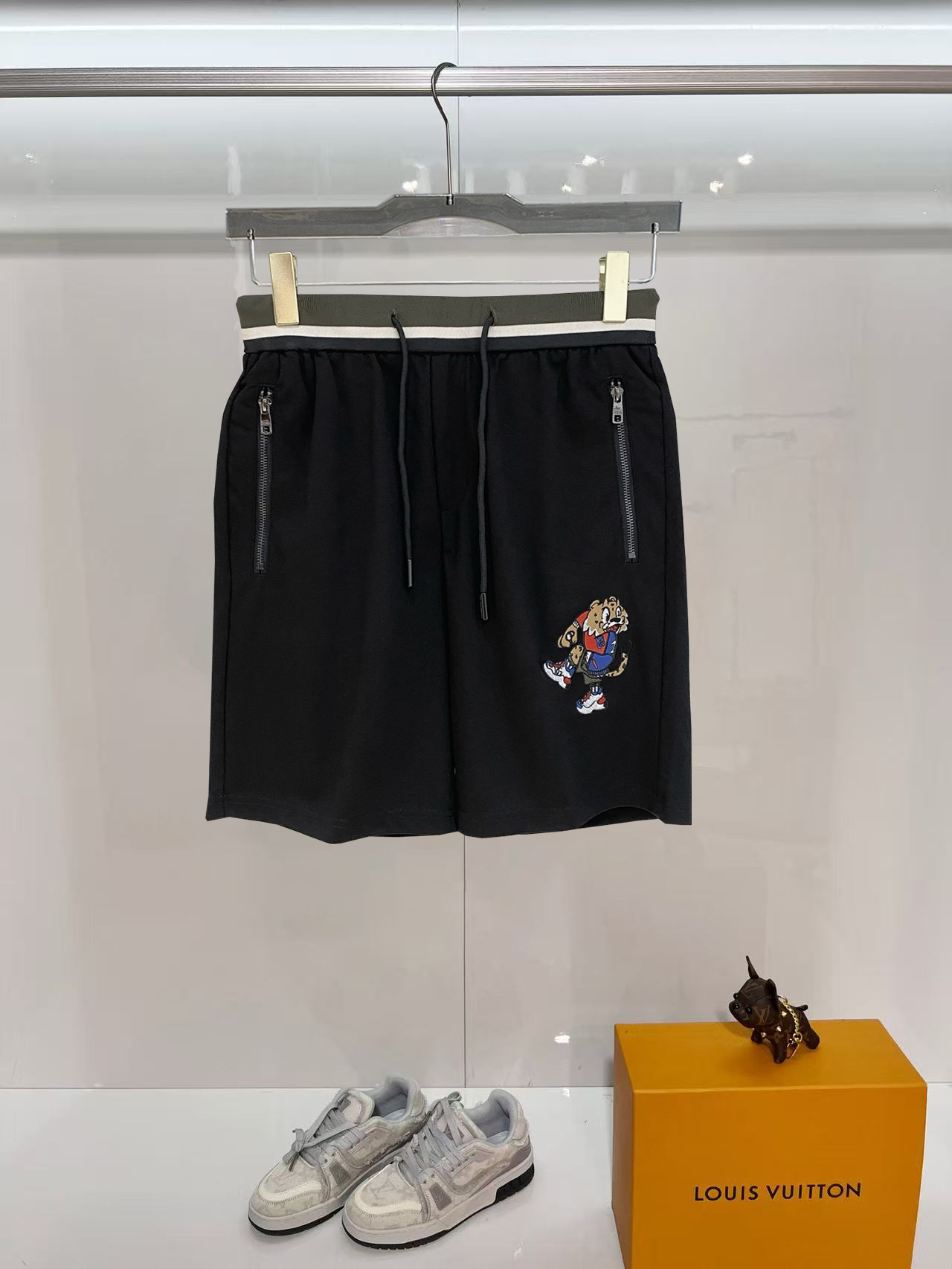NO:843418,DG 2026 new spring and summer men's casual shorts, three-quarter pants, high-end goods, simple, fashionable and generous, customized original imported fabrics, simple and refreshing, high-quality workmanship details, exquisite, simple and generous, versatile style, elegant and handsome upper body, brand new sense of sight!  The appearance is incomparable, the details are in place, and the upper body is not picky!  Code number M-3xL,,shorts,19860909DG 2026春夏新款男士休闲短裤 五分裤 高端货简洁时尚大方定制原版进口面料简洁利落又清爽品质做工细节精美简约大方百搭款 上身优雅帅气,焕然一新的即视感！品相无敌,细节都很到位,上身不挑人！ 码数M-3xL,,shorts,,Men's clothing