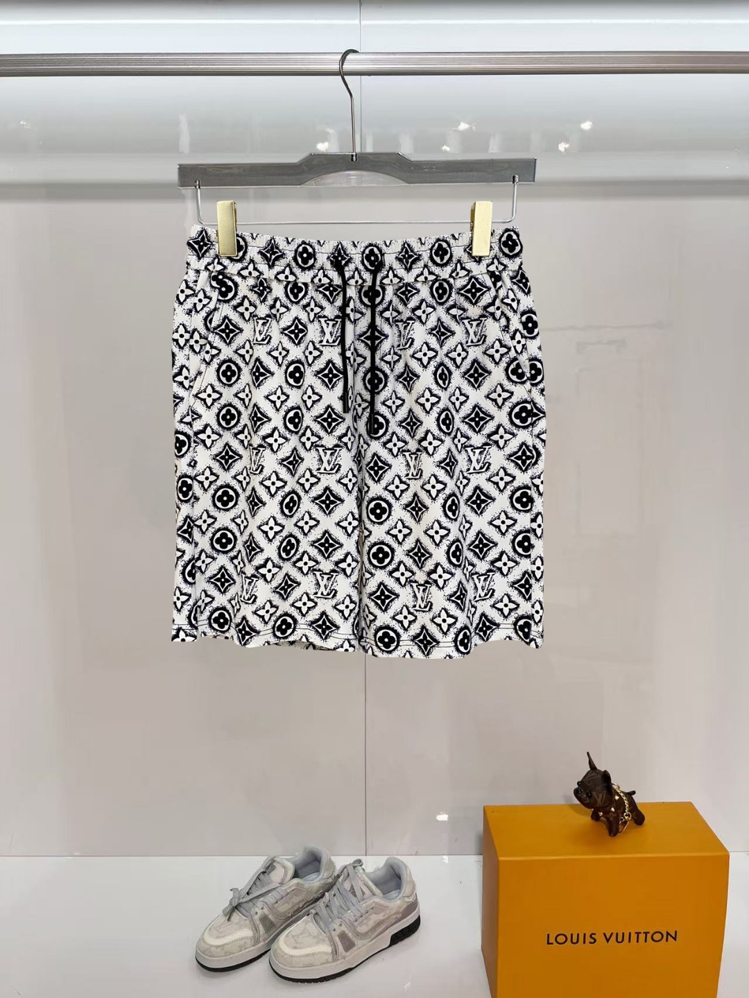 NO:840643,LV 2026 spring and summer new men's casual shorts, three-quarter pants, high-end goods, simple, fashionable and generous, customized original imported fabrics, simple and refreshing, high-quality workmanship details, exquisite, simple and generous, versatile style, elegant and handsome upper body, brand new sense of sight!  The appearance is incomparable, the details are in place, and the upper body is not picky!  Size M-3xL,,louis vuitton,shorts,19860909LV 2026春夏新款男士休闲短裤 五分裤 高端货简洁时尚大方定制原版进口面料简洁利落又清爽品质做工细节精美简约大方百搭款 上身优雅帅气,焕然一新的即视感！品相无敌,细节都很到位,上身不挑人！ 码数M-3xL,,louis vuitton,shorts,,Men's clothing