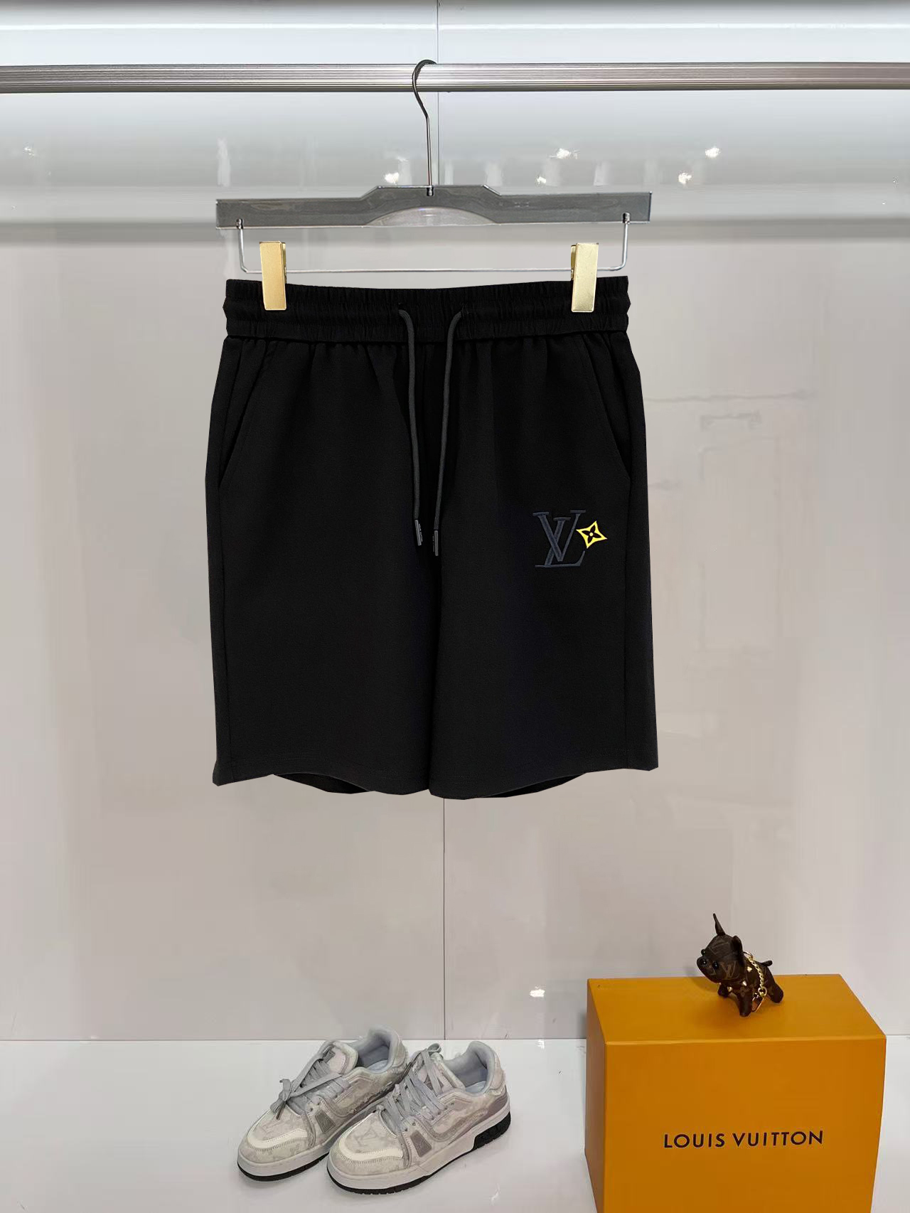 NO:843424,LV 2026 spring and summer new men's casual shorts, three-quarter pants, high-end goods, simple, fashionable and generous, customized original imported fabrics, simple and refreshing, high-quality workmanship details, exquisite, simple and generous, versatile style, elegant and handsome upper body, brand new sense of sight!  The appearance is incomparable, the details are in place, and the upper body is not picky!  Size M-3xL,,louis vuitton,shorts,19860909LV 2026春夏新款男士休闲短裤 五分裤 高端货简洁时尚大方定制原版进口面料简洁利落又清爽品质做工细节精美简约大方百搭款 上身优雅帅气,焕然一新的即视感！品相无敌,细节都很到位,上身不挑人！ 码数M-3xL,,louis vuitton,shorts,,Men's clothing