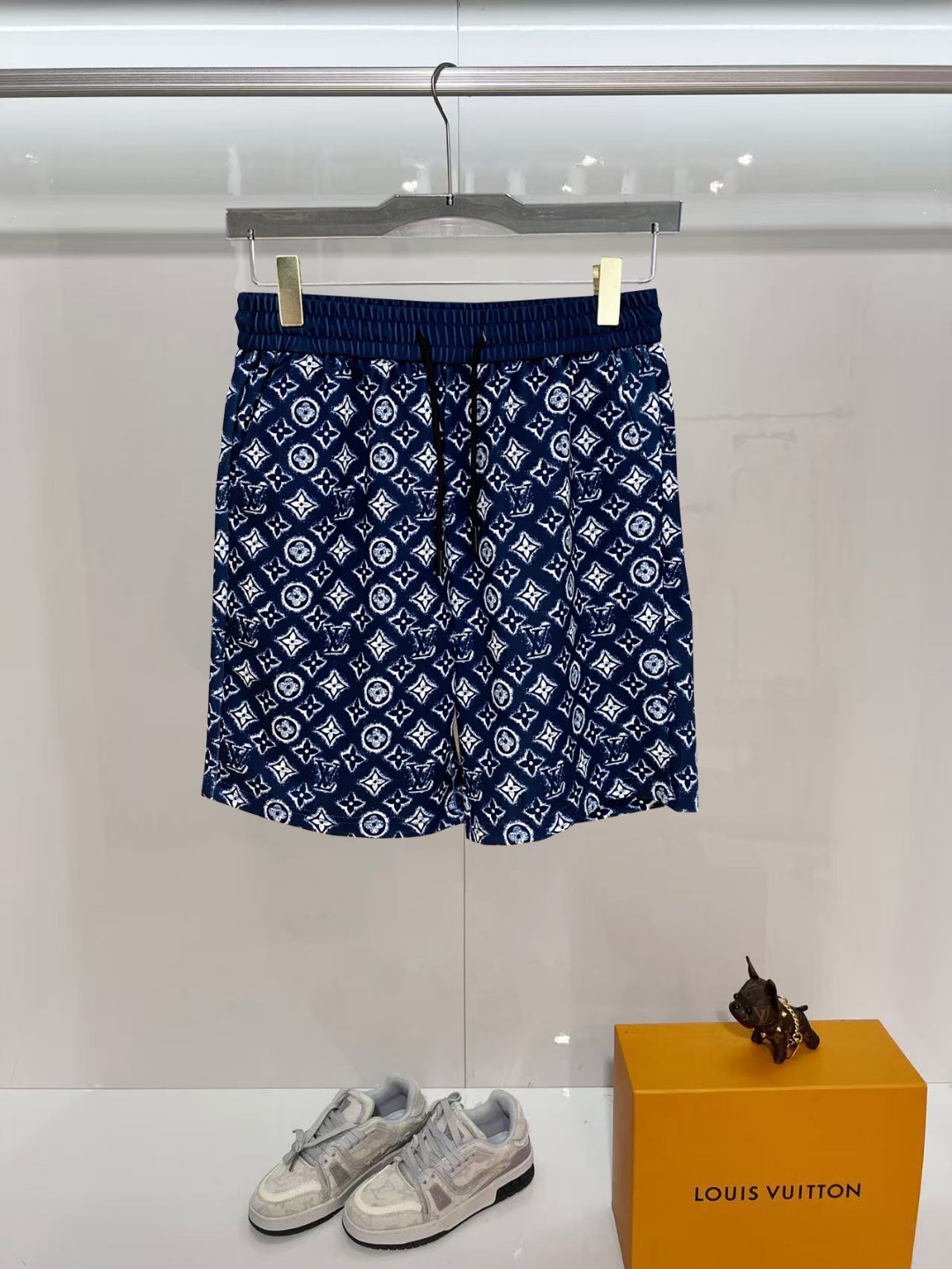 NO:840614,LV 2026 spring and summer new men's casual shorts, three-quarter pants, high-end goods, simple, fashionable and generous, customized original imported fabrics, simple and refreshing, high-quality workmanship details, exquisite, simple and generous, versatile style, elegant and handsome upper body, brand new sense of sight!  The appearance is incomparable, the details are in place, and the upper body is not picky!  Size M-3xL,,louis vuitton,shorts,19860909LV 2026春夏新款男士休闲短裤 五分裤 高端货简洁时尚大方定制原版进口面料简洁利落又清爽品质做工细节精美简约大方百搭款 上身优雅帅气,焕然一新的即视感！品相无敌,细节都很到位,上身不挑人！ 码数M-3xL,,louis vuitton,shorts,,Men's clothing