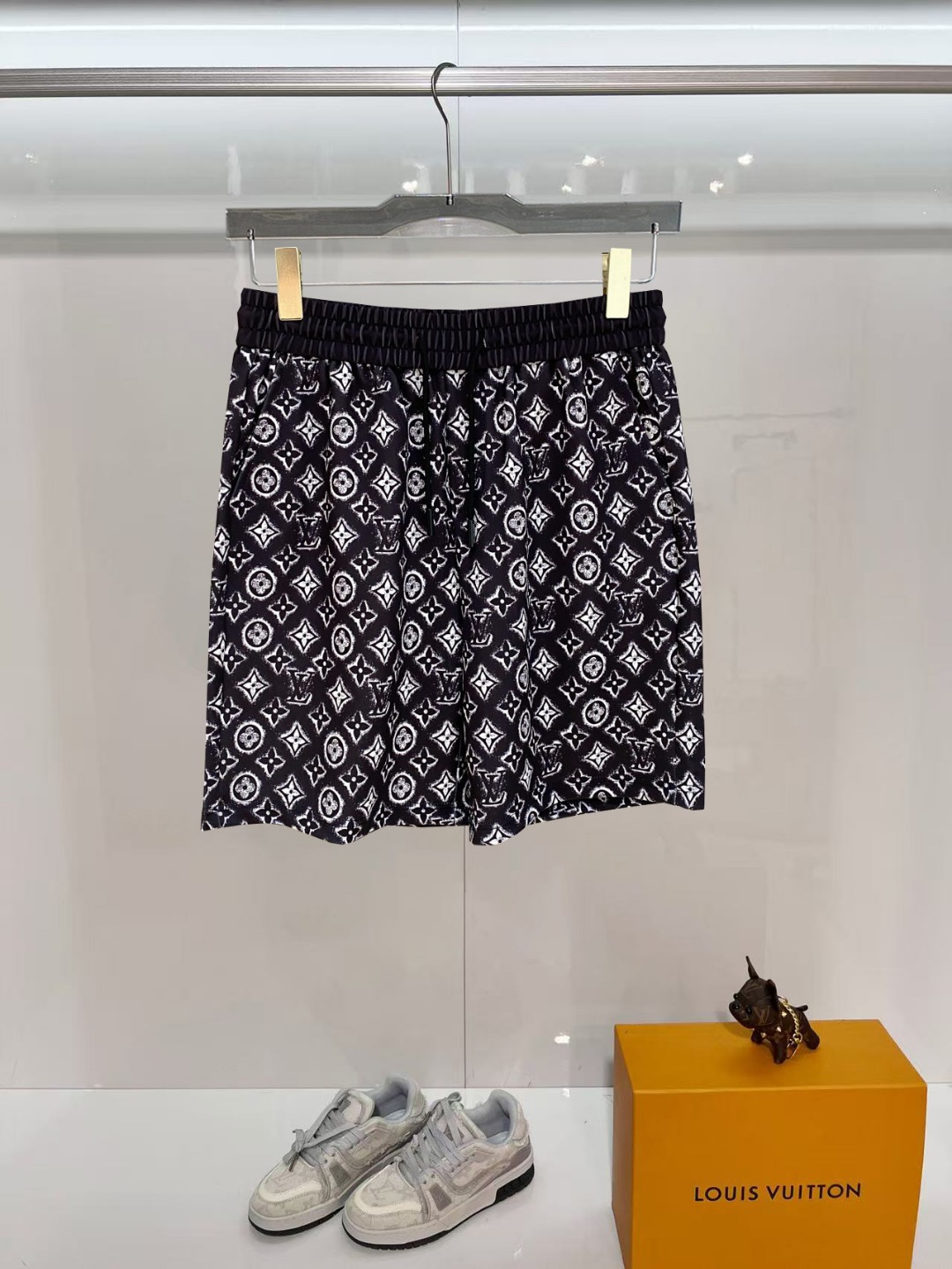 NO:840647,LV 2026 spring and summer new men's casual shorts, three-quarter pants, high-end goods, simple, fashionable and generous, customized original imported fabrics, simple and refreshing, high-quality workmanship details, exquisite, simple and generous, versatile style, elegant and handsome upper body, brand new sense of sight!  The appearance is incomparable, the details are in place, and the upper body is not picky!  Size M-3xL,,louis vuitton,shorts,19860909LV 2026春夏新款男士休闲短裤 五分裤 高端货简洁时尚大方定制原版进口面料简洁利落又清爽品质做工细节精美简约大方百搭款 上身优雅帅气,焕然一新的即视感！品相无敌,细节都很到位,上身不挑人！ 码数M-3xL,,louis vuitton,shorts,,Men's clothing