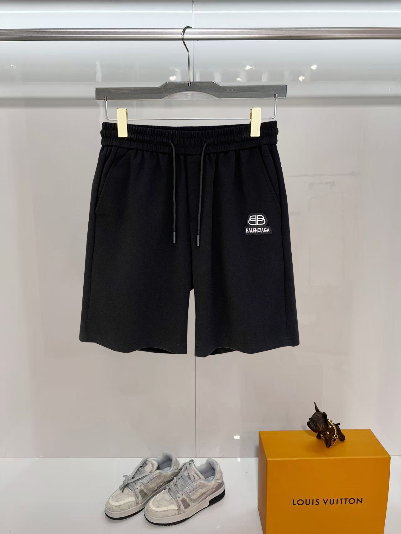 NO:840642,Balenciaga 2026 spring and summer new men's casual shorts, five-quarter pants, high-end goods, simple, fashionable and generous, customized original imported fabrics, simple and refreshing, high-quality workmanship details, exquisite, simple and generous, versatile style, elegant and handsome upper body, brand new sense of sight!  The appearance is incomparable, the details are in place, and the upper body is not picky!  Size M-3xL,,balenciaga,shorts,19860909巴黎世家 2026春夏新款男士休闲短裤 五分裤 高端货简洁时尚大方定制原版进口面料简洁利落又清爽品质做工细节精美简约大方百搭款 上身优雅帅气,焕然一新的即视感！品相无敌,细节都很到位,上身不挑人！ 码数M-3xL,,balenciaga,shorts,,Men's clothing