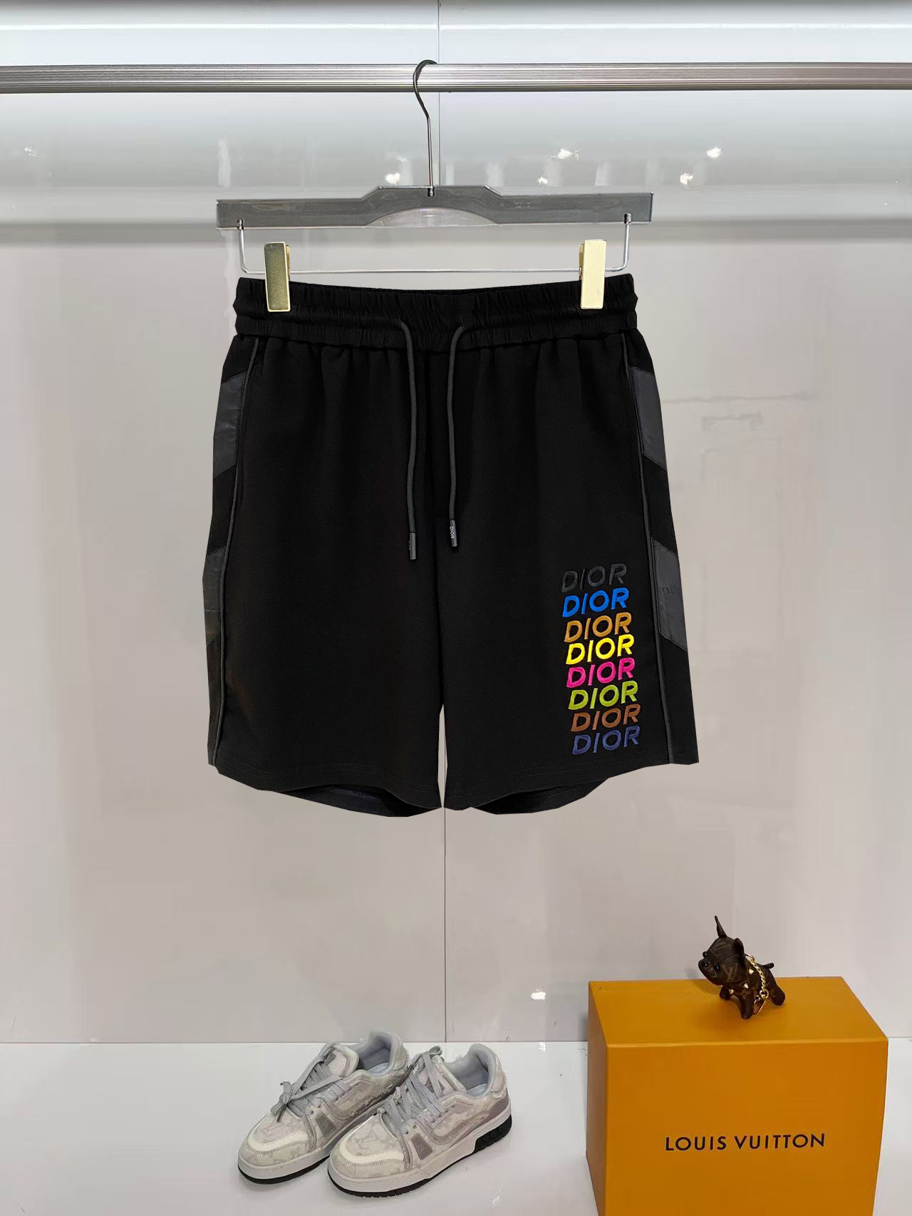 NO:840648,Dior 2026 spring and summer new men's casual shorts, three-quarter pants, high-end goods, simple, fashionable and generous, customized original imported fabrics, simple and refreshing, high-quality workmanship details, exquisite, simple and generous, versatile style, elegant and handsome upper body, brand new sense of sight!  The appearance is incomparable, the details are in place, and the upper body is not picky!  Size M-3xL,,dior,shorts,19860909迪奥 2026春夏新款男士休闲短裤 五分裤 高端货简洁时尚大方定制原版进口面料简洁利落又清爽品质做工细节精美简约大方百搭款 上身优雅帅气,焕然一新的即视感！品相无敌,细节都很到位,上身不挑人！ 码数M-3xL,,dior,shorts,,Men's clothing