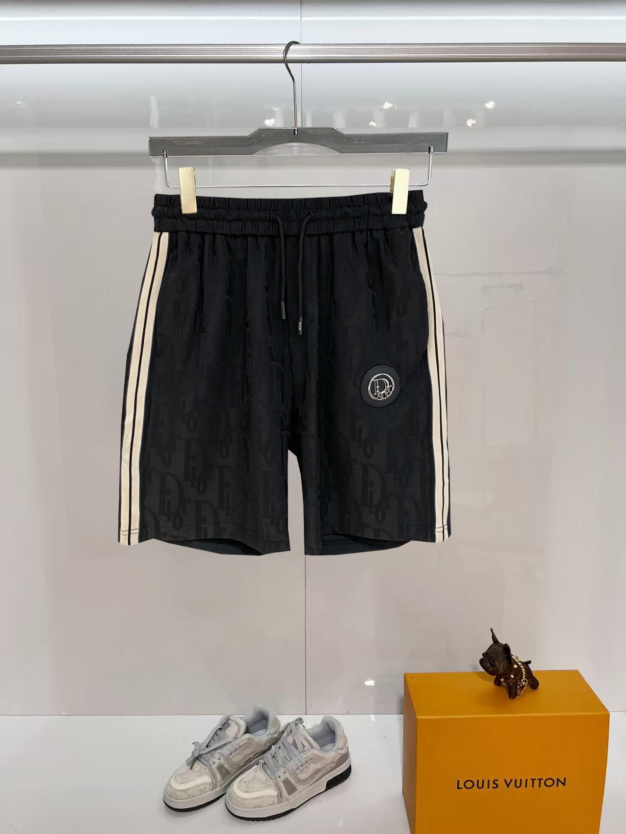 NO:840635,Dior 2026 spring and summer new men's casual shorts, three-quarter pants, high-end goods, simple, fashionable and generous, customized original imported fabrics, simple and refreshing, high-quality workmanship details, exquisite, simple and generous, versatile style, elegant and handsome upper body, brand new sense of sight!  The appearance is incomparable, the details are in place, and the upper body is not picky!  Size M-3xL,,dior,shorts,19860909迪奥 2026春夏新款男士休闲短裤 五分裤 高端货简洁时尚大方定制原版进口面料简洁利落又清爽品质做工细节精美简约大方百搭款 上身优雅帅气,焕然一新的即视感！品相无敌,细节都很到位,上身不挑人！ 码数M-3xL,,dior,shorts,,Men's clothing