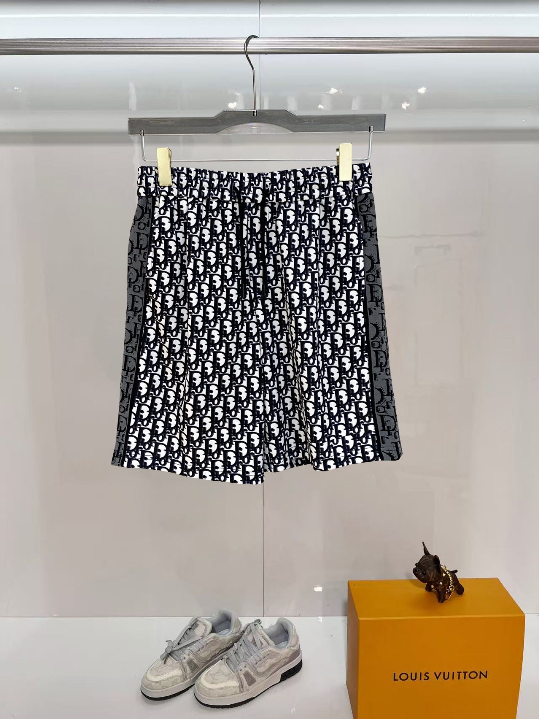NO:840660,Dior 2026 spring and summer new men's casual shorts, three-quarter pants, high-end goods, simple, fashionable and generous, customized original imported fabrics, simple and refreshing, high-quality workmanship details, exquisite, simple and generous, versatile style, elegant and handsome upper body, brand new sense of sight!  The appearance is incomparable, the details are in place, and the upper body is not picky!  Size M-3xL,,dior,shorts,19860909迪奥 2026春夏新款男士休闲短裤 五分裤 高端货简洁时尚大方定制原版进口面料简洁利落又清爽品质做工细节精美简约大方百搭款 上身优雅帅气,焕然一新的即视感！品相无敌,细节都很到位,上身不挑人！ 码数M-3xL,,dior,shorts,,Men's clothing
