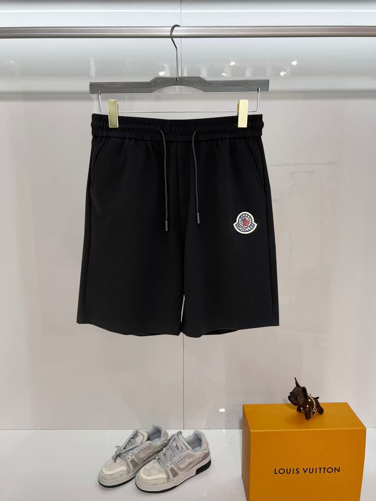 NO:840641,Mengkou 2026 spring and summer new men's casual shorts, five-quarter pants, high-end goods, simple, fashionable and generous, customized original imported fabrics, simple and refreshing, high-quality workmanship details, exquisite, simple and generous, versatile style, elegant and handsome upper body, brand new sense of sight!  The appearance is incomparable, the details are in place, and the upper body is not picky!  Size M-3xL,,Moncler,shorts,19860909蒙口 2026春夏新款男士休闲短裤 五分裤 高端货简洁时尚大方定制原版进口面料简洁利落又清爽品质做工细节精美简约大方百搭款 上身优雅帅气,焕然一新的即视感！品相无敌,细节都很到位,上身不挑人！ 码数M-3xL,,Moncler,shorts,,Men's clothing