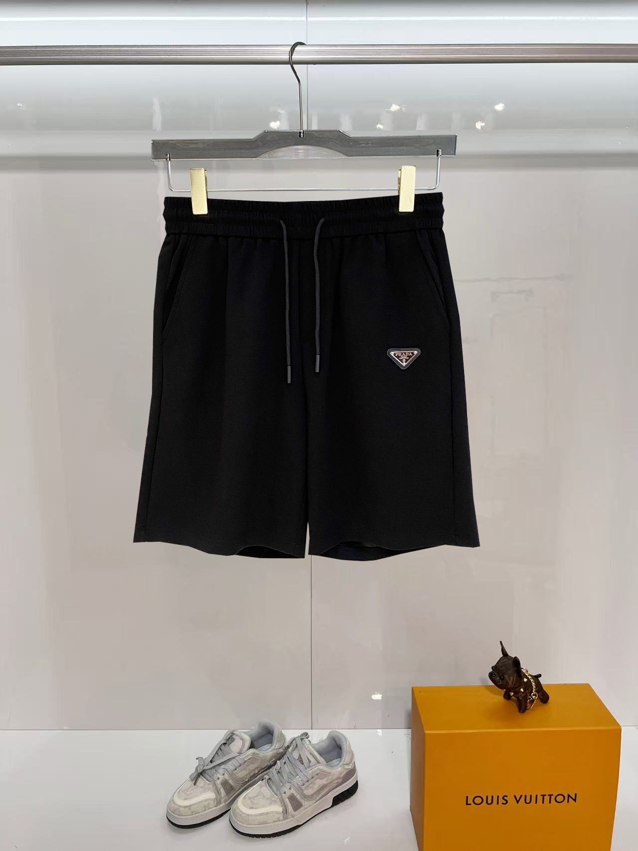 NO:843436,Prada 2026 spring and summer new men's casual shorts, three-quarter pants, high-end goods, simple, fashionable and generous, customized original imported fabrics, simple and refreshing, high-quality workmanship details, exquisite, simple and generous, versatile style, elegant and handsome upper body, brand new sense of sight!  The appearance is incomparable, the details are in place, and the upper body is not picky!  Size M-3xL,,prada,shorts,19860909普拉达 2026春夏新款男士休闲短裤 五分裤 高端货简洁时尚大方定制原版进口面料简洁利落又清爽品质做工细节精美简约大方百搭款 上身优雅帅气,焕然一新的即视感！品相无敌,细节都很到位,上身不挑人！ 码数M-3xL,,prada,shorts,,Men's clothing