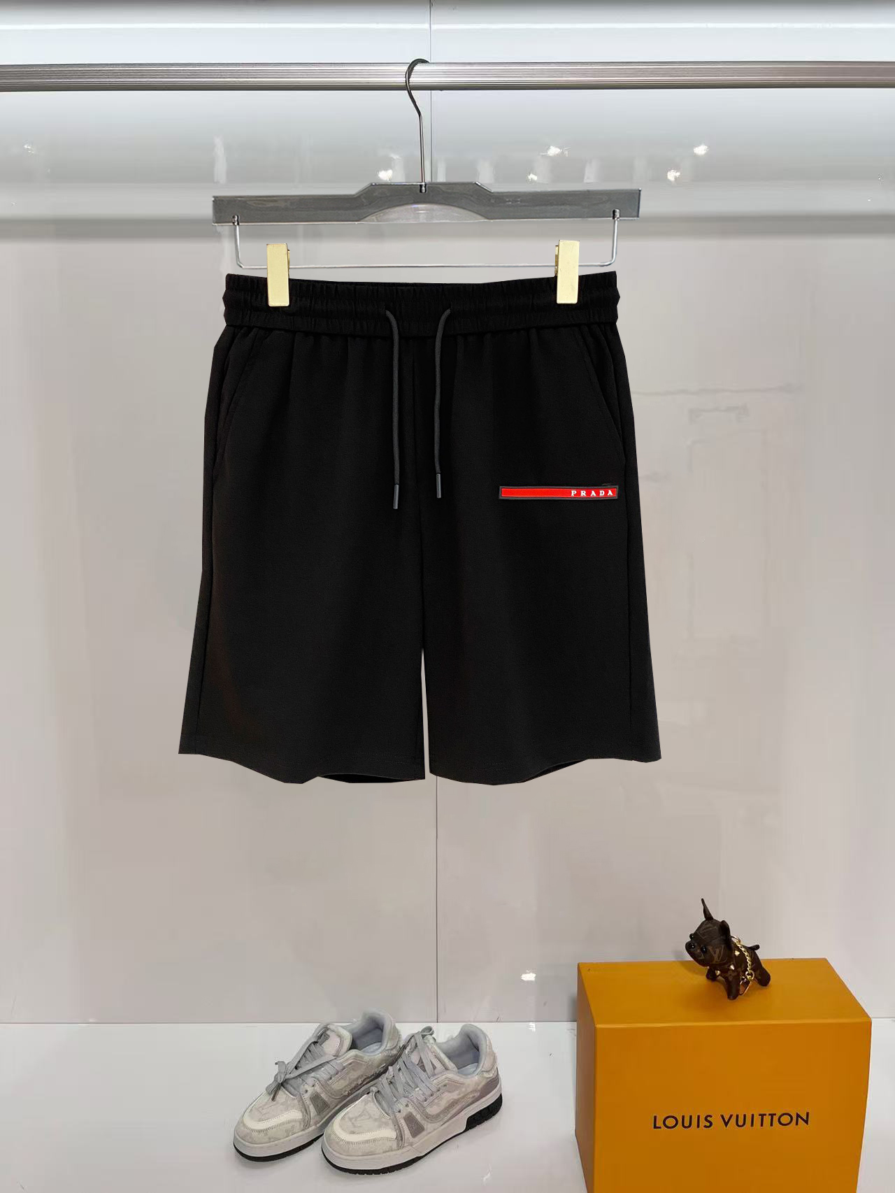 NO:840666,Prada 2026 spring and summer new men's casual shorts, three-quarter pants, high-end goods, simple, fashionable and generous, customized original imported fabrics, simple and refreshing, high-quality workmanship details, exquisite, simple and generous, versatile style, elegant and handsome upper body, brand new sense of sight!  The appearance is incomparable, the details are in place, and the upper body is not picky!  Size M-3xL,,prada,shorts,19860909普拉达 2026春夏新款男士休闲短裤 五分裤 高端货简洁时尚大方定制原版进口面料简洁利落又清爽品质做工细节精美简约大方百搭款 上身优雅帅气,焕然一新的即视感！品相无敌,细节都很到位,上身不挑人！ 码数M-3xL,,prada,shorts,,Men's clothing