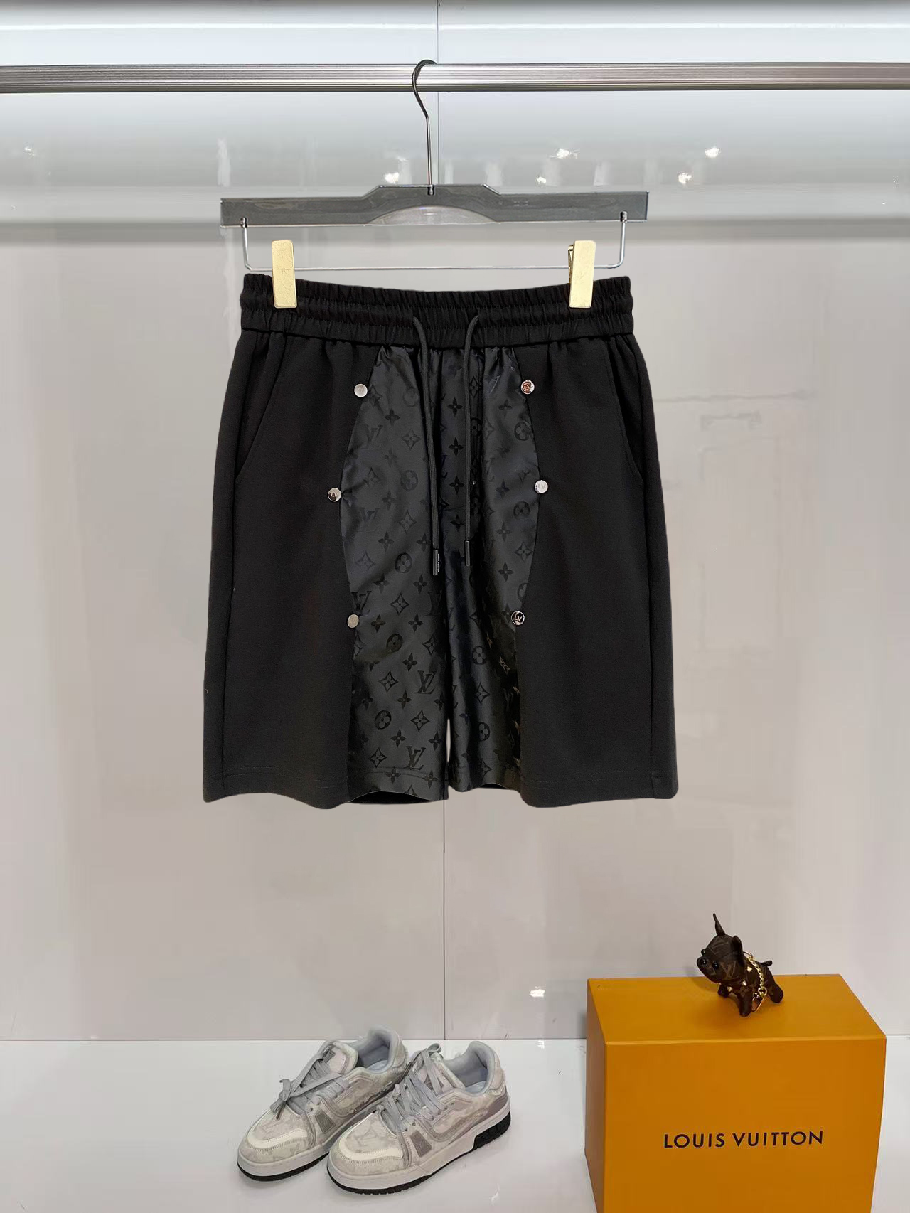 NO:843444,LV 2026 spring and summer new men's casual shorts, three-quarter pants, high-end goods, simple, fashionable and generous, customized original imported fabrics, simple and refreshing, high-quality workmanship details, exquisite, simple and generous, versatile style, elegant and handsome upper body, brand new sense of sight!  The appearance is incomparable, the details are in place, and the upper body is not picky!  Size M-3xL,,louis vuitton,shorts,19860909LV 2026春夏新款男士休闲短裤 五分裤 高端货简洁时尚大方定制原版进口面料简洁利落又清爽品质做工细节精美简约大方百搭款 上身优雅帅气,焕然一新的即视感！品相无敌,细节都很到位,上身不挑人！ 码数M-3xL,,louis vuitton,shorts,,Men's clothing