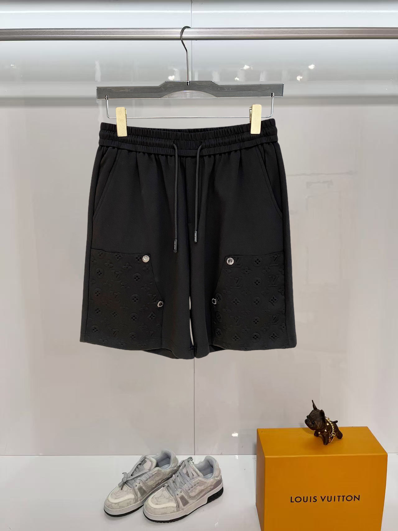 NO:843452,LV 2026 spring and summer new men's casual shorts, three-quarter pants, high-end goods, simple, fashionable and generous, customized original imported fabrics, simple and refreshing, high-quality workmanship details, exquisite, simple and generous, versatile style, elegant and handsome upper body, brand new sense of sight!  The appearance is incomparable, the details are in place, and the upper body is not picky!  Size M-3xL,,louis vuitton,shorts,19860909LV 2026春夏新款男士休闲短裤 五分裤 高端货简洁时尚大方定制原版进口面料简洁利落又清爽品质做工细节精美简约大方百搭款 上身优雅帅气,焕然一新的即视感！品相无敌,细节都很到位,上身不挑人！ 码数M-3xL,,louis vuitton,shorts,,Men's clothing
