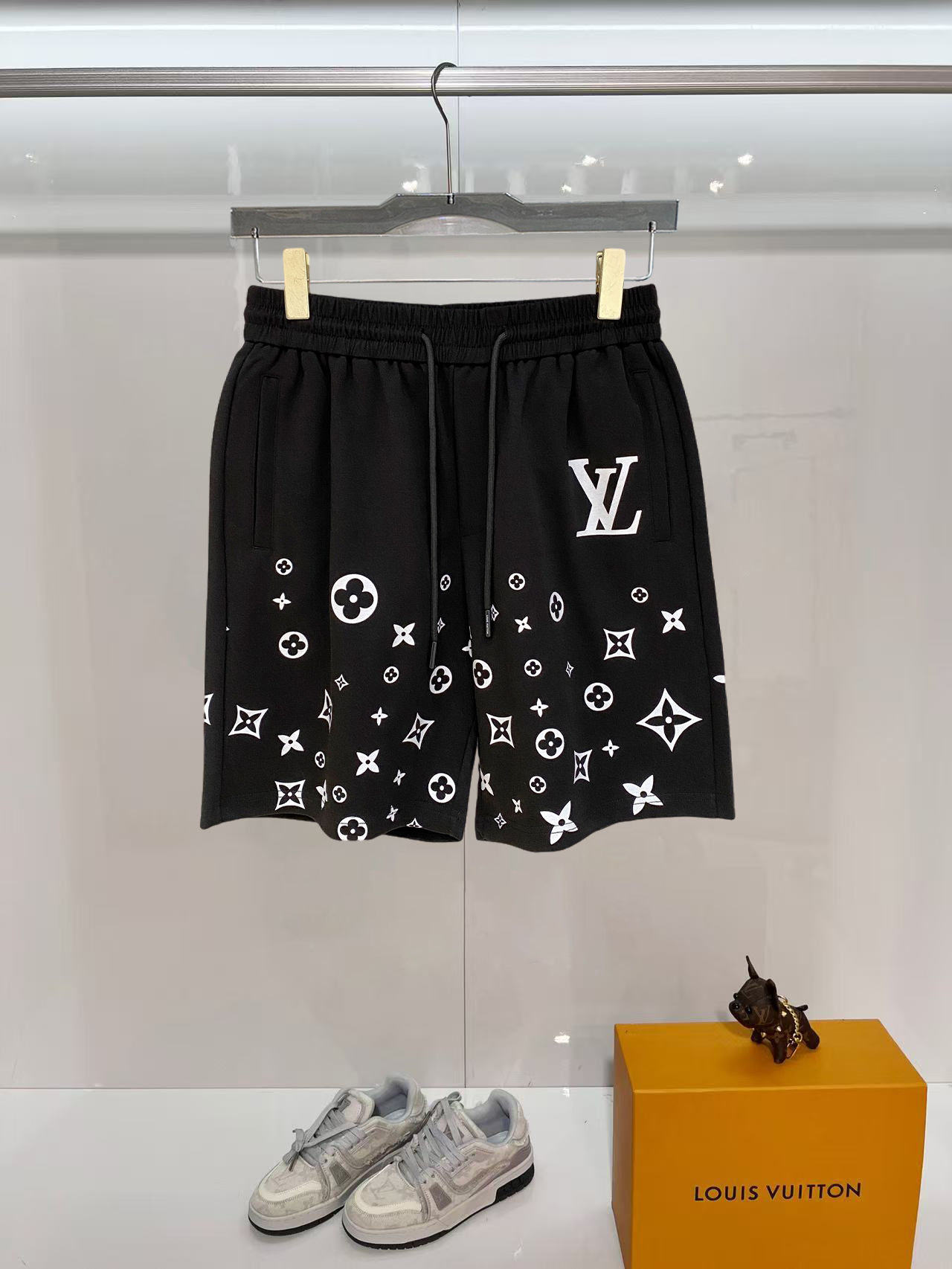 NO:843460,LV 2026 spring and summer new men's casual shorts, three-quarter pants, high-end goods, simple, fashionable and generous, customized original imported fabrics, simple and refreshing, high-quality workmanship details, exquisite, simple and generous, versatile style, elegant and handsome upper body, brand new sense of sight!  The appearance is incomparable, the details are in place, and the upper body is not picky!  Size M-3xL,,louis vuitton,shorts,19860909LV 2026春夏新款男士休闲短裤 五分裤 高端货简洁时尚大方定制原版进口面料简洁利落又清爽品质做工细节精美简约大方百搭款 上身优雅帅气,焕然一新的即视感！品相无敌,细节都很到位,上身不挑人！ 码数M-3xL,,louis vuitton,shorts,,Men's clothing