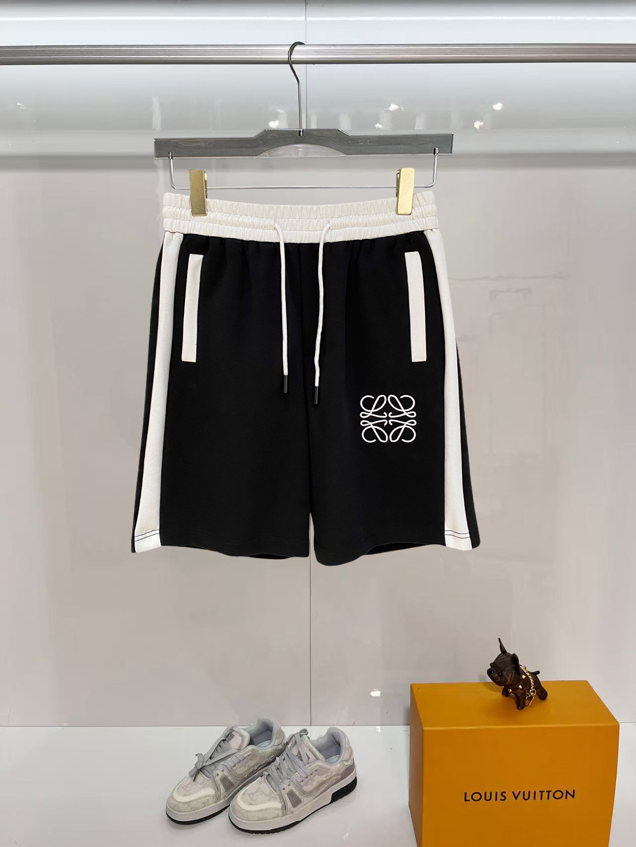 NO:843468,Loewe 2026 spring and summer new men's casual shorts, three-quarter pants, high-end goods, simple, fashionable and generous, customized original imported fabrics, simple and refreshing, high-quality workmanship details, exquisite, simple and generous, versatile style, elegant and handsome upper body, brand new sense of sight!  The appearance is incomparable, the details are in place, and the upper body is not picky!  Size M-3xL,,loewe,shorts,19860909罗意威 2026春夏新款男士休闲短裤 五分裤 高端货简洁时尚大方定制原版进口面料简洁利落又清爽品质做工细节精美简约大方百搭款 上身优雅帅气,焕然一新的即视感！品相无敌,细节都很到位,上身不挑人！ 码数M-3xL,,loewe,shorts,,Men's clothing