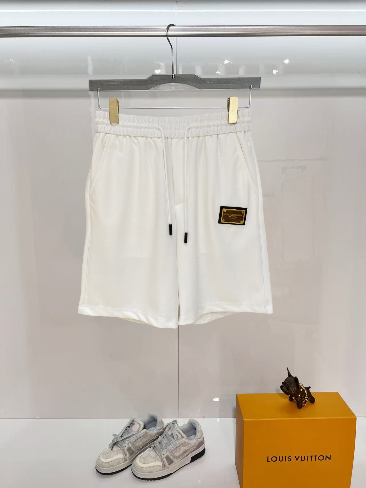 NO:843476,DG 2026 new spring and summer men's casual shorts, three-quarter pants, high-end goods, simple, fashionable and generous, customized original imported fabrics, simple and refreshing, high-quality workmanship details, exquisite, simple and generous, versatile style, elegant and handsome upper body, brand new sense of sight!  The appearance is incomparable, the details are in place, and the upper body is not picky!  Code number M-3xL,,shorts,19860909DG 2026春夏新款男士休闲短裤 五分裤 高端货简洁时尚大方定制原版进口面料简洁利落又清爽品质做工细节精美简约大方百搭款 上身优雅帅气,焕然一新的即视感！品相无敌,细节都很到位,上身不挑人！ 码数M-3xL,,shorts,,Men's clothing