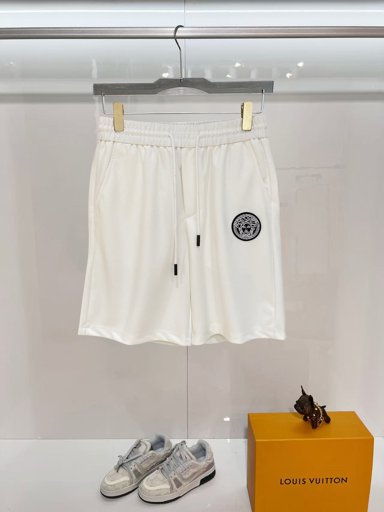 NO:843445,Versace 2026 spring and summer new men's casual shorts, three-quarter pants, high-end goods, simple, fashionable and generous, customized original imported fabrics, simple and refreshing, high-quality workmanship details, exquisite, simple and generous, versatile style, elegant and handsome upper body, brand new sense of sight!  The appearance is incomparable, the details are in place, and the upper body is not picky!  Size M-3xL,,versace,shorts,19860909范思哲 2026春夏新款男士休闲短裤 五分裤 高端货简洁时尚大方定制原版进口面料简洁利落又清爽品质做工细节精美简约大方百搭款 上身优雅帅气,焕然一新的即视感！品相无敌,细节都很到位,上身不挑人！ 码数M-3xL,,versace,shorts,,Men's clothing
