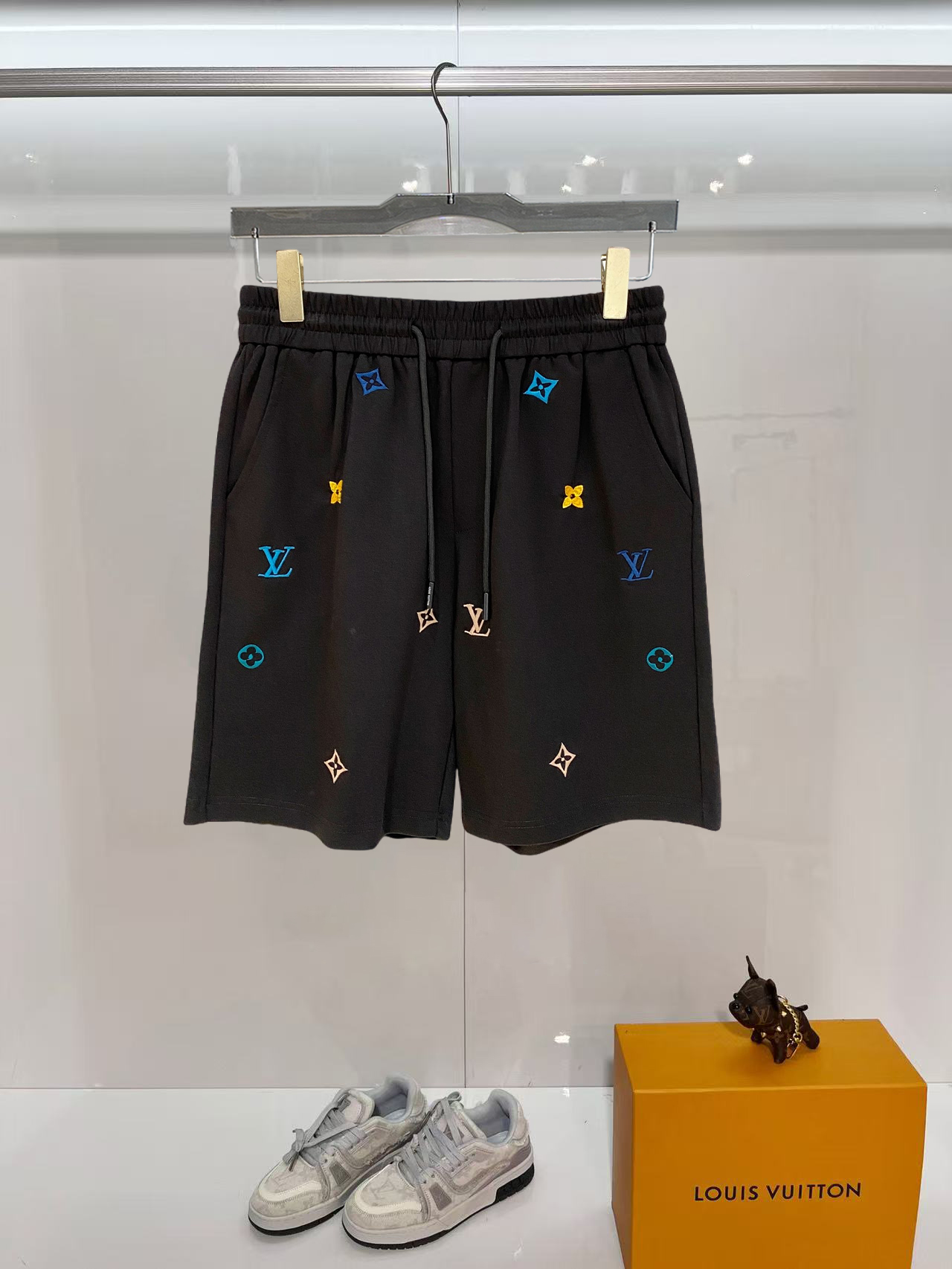 NO:843457,LV 2026 spring and summer new men's casual shorts, three-quarter pants, high-end goods, simple, fashionable and generous, customized original imported fabrics, simple and refreshing, high-quality workmanship details, exquisite, simple and generous, versatile style, elegant and handsome upper body, brand new sense of sight!  The appearance is incomparable, the details are in place, and the upper body is not picky!  Size M-3xL,,louis vuitton,shorts,19860909LV 2026春夏新款男士休闲短裤 五分裤 高端货简洁时尚大方定制原版进口面料简洁利落又清爽品质做工细节精美简约大方百搭款 上身优雅帅气,焕然一新的即视感！品相无敌,细节都很到位,上身不挑人！ 码数M-3xL,,louis vuitton,shorts,,Men's clothing