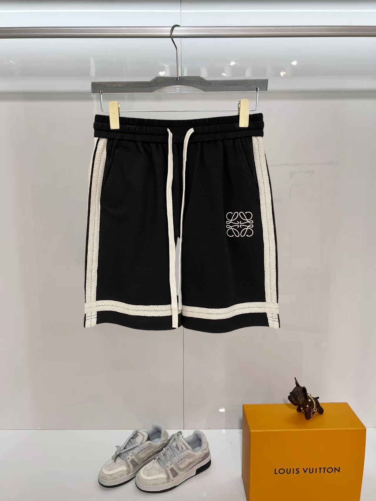 NO:843465,Loewe 2026 spring and summer new men's casual shorts, three-quarter pants, high-end goods, simple, fashionable and generous, customized original imported fabrics, simple and refreshing, high-quality workmanship details, exquisite, simple and generous, versatile style, elegant and handsome upper body, brand new sense of sight!  The appearance is incomparable, the details are in place, and the upper body is not picky!  Size M-3xL,,loewe,shorts,19860909罗意威 2026春夏新款男士休闲短裤 五分裤 高端货简洁时尚大方定制原版进口面料简洁利落又清爽品质做工细节精美简约大方百搭款 上身优雅帅气,焕然一新的即视感！品相无敌,细节都很到位,上身不挑人！ 码数M-3xL,,loewe,shorts,,Men's clothing
