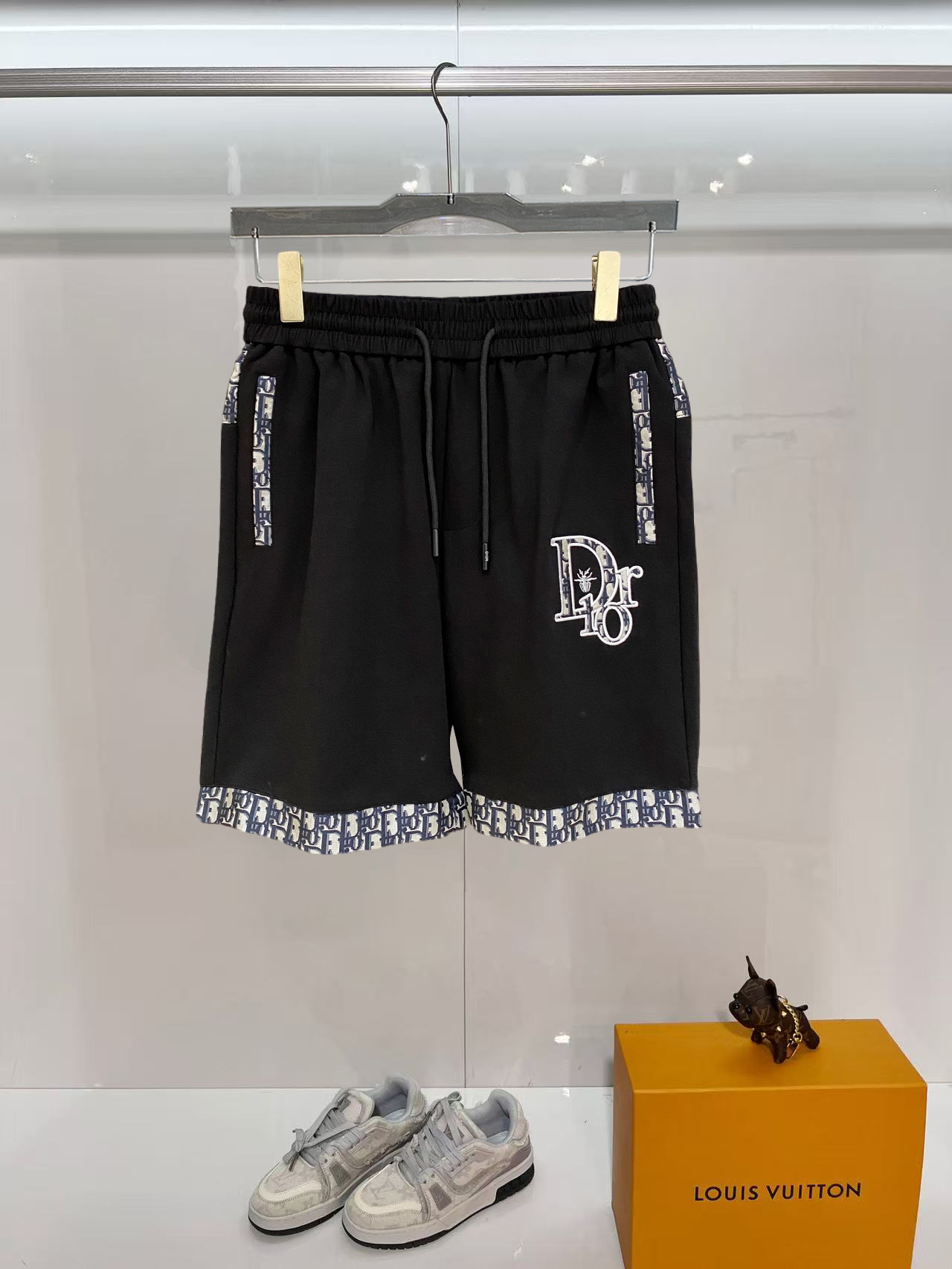 NO:843473,Dior 2026 spring and summer new men's casual shorts, three-quarter pants, high-end goods, simple, fashionable and generous, customized original imported fabrics, simple and refreshing, high-quality workmanship details, exquisite, simple and generous, versatile style, elegant and handsome upper body, brand new sense of sight!  The appearance is incomparable, the details are in place, and the upper body is not picky!  Size M-3xL,,dior,shorts,19860909迪奥 2026春夏新款男士休闲短裤 五分裤 高端货简洁时尚大方定制原版进口面料简洁利落又清爽品质做工细节精美简约大方百搭款 上身优雅帅气,焕然一新的即视感！品相无敌,细节都很到位,上身不挑人！ 码数M-3xL,,dior,shorts,,Men's clothing