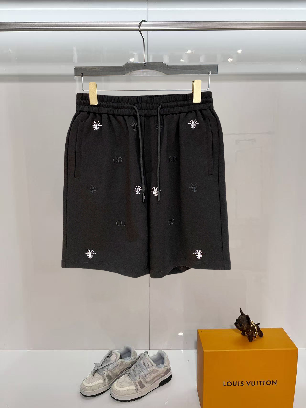 NO:843492,Dior 2026 spring and summer new men's casual shorts, three-quarter pants, high-end goods, simple, fashionable and generous, customized original imported fabrics, simple and refreshing, high-quality workmanship details, exquisite, simple and generous, versatile style, elegant and handsome upper body, brand new sense of sight!  The appearance is incomparable, the details are in place, and the upper body is not picky!  Size M-3xL,,dior,shorts,19860909迪奥 2026春夏新款男士休闲短裤 五分裤 高端货简洁时尚大方定制原版进口面料简洁利落又清爽品质做工细节精美简约大方百搭款 上身优雅帅气,焕然一新的即视感！品相无敌,细节都很到位,上身不挑人！ 码数M-3xL,,dior,shorts,,Men's clothing