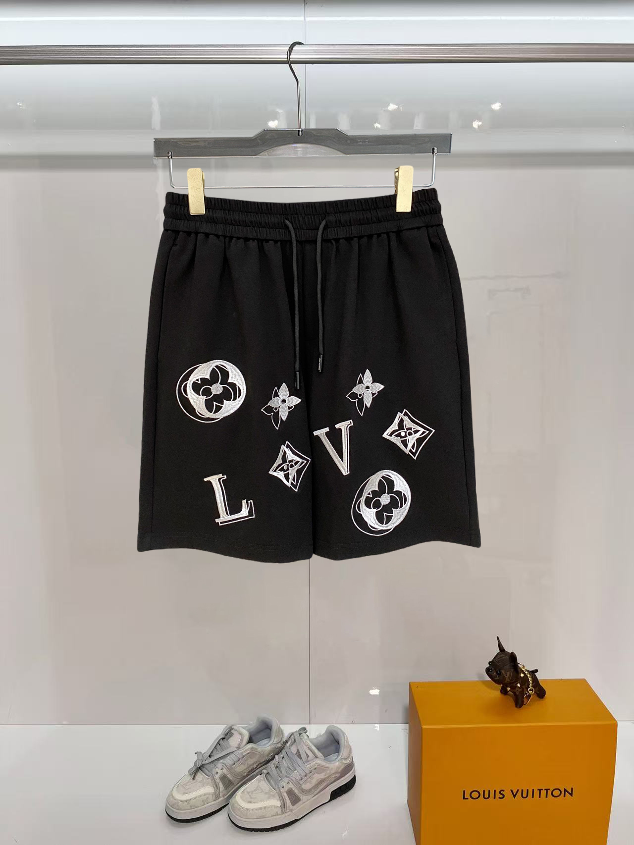 NO:843498,LV 2026 spring and summer new men's casual shorts, three-quarter pants, high-end goods, simple, fashionable and generous, customized original imported fabrics, simple and refreshing, high-quality workmanship details, exquisite, simple and generous, versatile style, elegant and handsome upper body, brand new sense of sight!  The appearance is incomparable, the details are in place, and the upper body is not picky!  Size M-3xL,,louis vuitton,shorts,19860909LV 2026春夏新款男士休闲短裤 五分裤 高端货简洁时尚大方定制原版进口面料简洁利落又清爽品质做工细节精美简约大方百搭款 上身优雅帅气,焕然一新的即视感！品相无敌,细节都很到位,上身不挑人！ 码数M-3xL,,louis vuitton,shorts,,Men's clothing