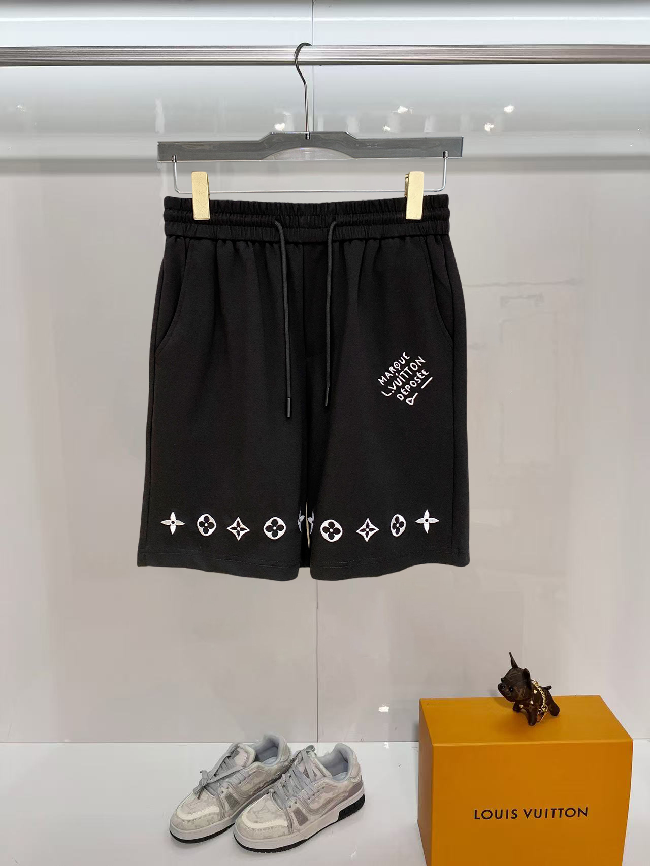 NO:843510,LV 2026 spring and summer new men's casual shorts, three-quarter pants, high-end goods, simple, fashionable and generous, customized original imported fabrics, simple and refreshing, high-quality workmanship details, exquisite, simple and generous, versatile style, elegant and handsome upper body, brand new sense of sight!  The appearance is incomparable, the details are in place, and the upper body is not picky!  Size M-3xL,,louis vuitton,shorts,19860909LV 2026春夏新款男士休闲短裤 五分裤 高端货简洁时尚大方定制原版进口面料简洁利落又清爽品质做工细节精美简约大方百搭款 上身优雅帅气,焕然一新的即视感！品相无敌,细节都很到位,上身不挑人！ 码数M-3xL,,louis vuitton,shorts,,Men's clothing