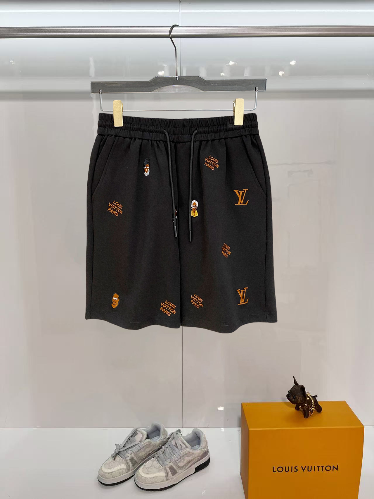 NO:843522,LV 2026 spring and summer new men's casual shorts, three-quarter pants, high-end goods, simple, fashionable and generous, customized original imported fabrics, simple and refreshing, high-quality workmanship details, exquisite, simple and generous, versatile style, elegant and handsome upper body, brand new sense of sight!  The appearance is incomparable, the details are in place, and the upper body is not picky!  Size M-3xL,,louis vuitton,shorts,19860909LV 2026春夏新款男士休闲短裤 五分裤 高端货简洁时尚大方定制原版进口面料简洁利落又清爽品质做工细节精美简约大方百搭款 上身优雅帅气,焕然一新的即视感！品相无敌,细节都很到位,上身不挑人！ 码数M-3xL,,louis vuitton,shorts,,Men's clothing
