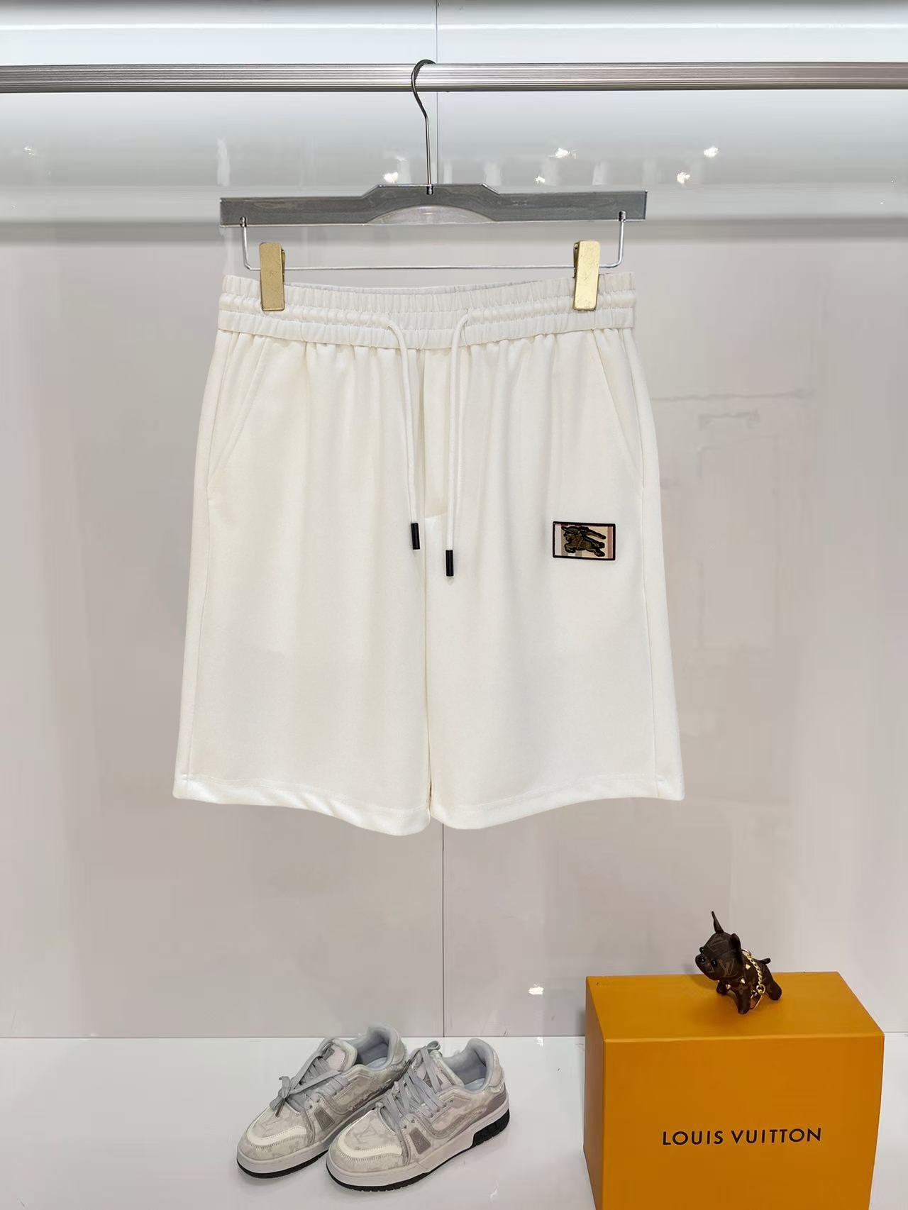 NO:843538,Burberry 2026 spring and summer new men's casual shorts, five-quarter pants, high-end goods, simple, fashionable and generous, customized original imported fabrics, simple and refreshing, high-quality workmanship details, exquisite, simple and generous, versatile style, elegant and handsome upper body, brand new sense of sight!  The appearance is incomparable, the details are in place, and the upper body is not picky!  Size M-3xL,,burberry,shorts,19860909巴宝莉 2026春夏新款男士休闲短裤 五分裤 高端货简洁时尚大方定制原版进口面料简洁利落又清爽品质做工细节精美简约大方百搭款 上身优雅帅气,焕然一新的即视感！品相无敌,细节都很到位,上身不挑人！ 码数M-3xL,,burberry,shorts,,Men's clothing