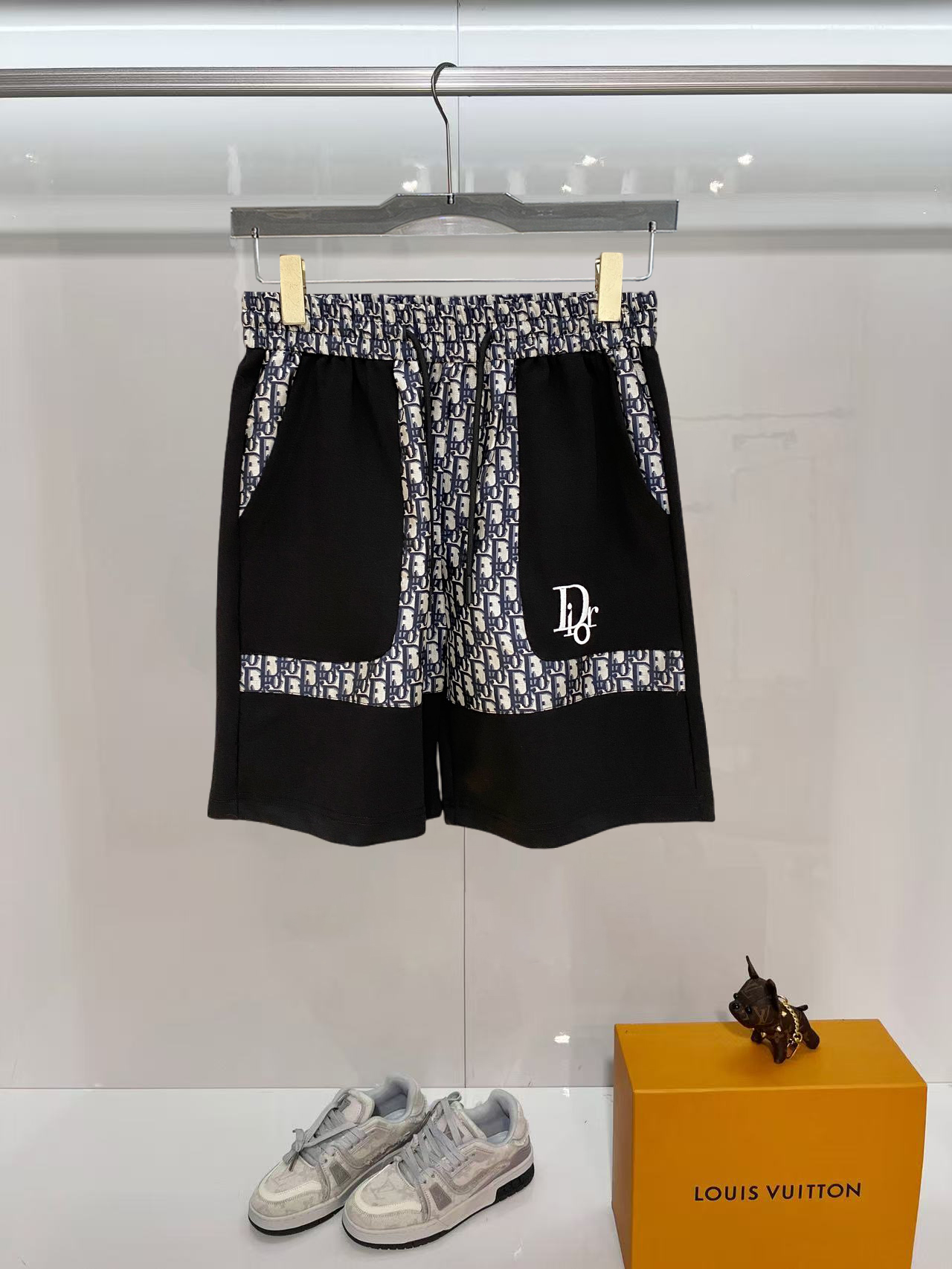 NO:843499,Dior 2026 spring and summer new men's casual shorts, three-quarter pants, high-end goods, simple, fashionable and generous, customized original imported fabrics, simple and refreshing, high-quality workmanship details, exquisite, simple and generous, versatile style, elegant and handsome upper body, brand new sense of sight!  The appearance is incomparable, the details are in place, and the upper body is not picky!  Size M-3xL,,dior,shorts,19860909迪奥 2026春夏新款男士休闲短裤 五分裤 高端货简洁时尚大方定制原版进口面料简洁利落又清爽品质做工细节精美简约大方百搭款 上身优雅帅气,焕然一新的即视感！品相无敌,细节都很到位,上身不挑人！ 码数M-3xL,,dior,shorts,,Men's clothing