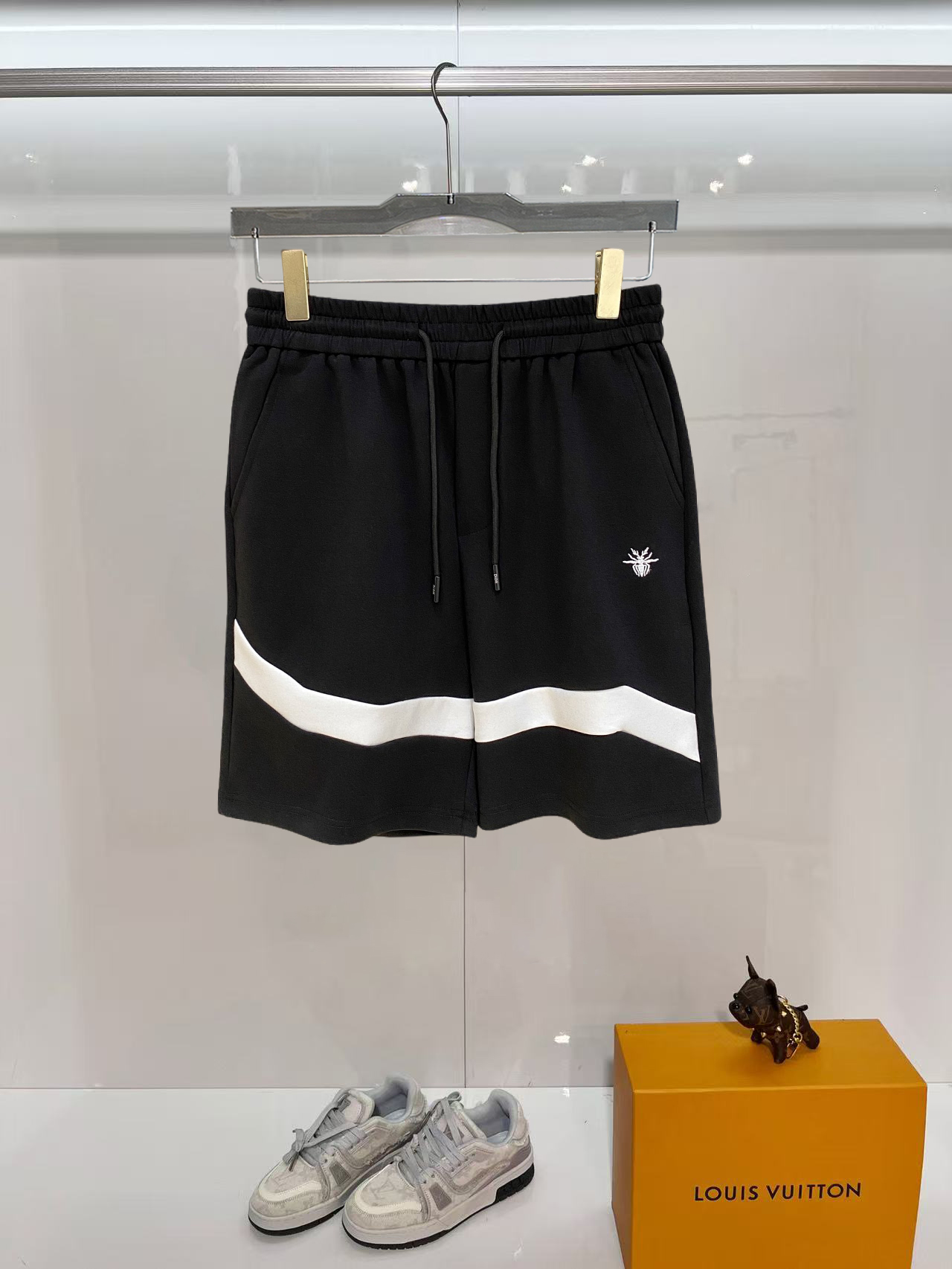 NO:843511,Dior 2026 spring and summer new men's casual shorts, three-quarter pants, high-end goods, simple, fashionable and generous, customized original imported fabrics, simple and refreshing, high-quality workmanship details, exquisite, simple and generous, versatile style, elegant and handsome upper body, brand new sense of sight!  The appearance is incomparable, the details are in place, and the upper body is not picky!  Size M-3xL,,dior,shorts,19860909迪奥 2026春夏新款男士休闲短裤 五分裤 高端货简洁时尚大方定制原版进口面料简洁利落又清爽品质做工细节精美简约大方百搭款 上身优雅帅气,焕然一新的即视感！品相无敌,细节都很到位,上身不挑人！ 码数M-3xL,,dior,shorts,,Men's clothing