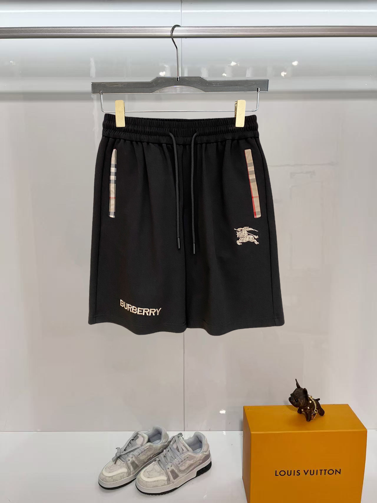 NO:843535,Burberry 2026 spring and summer new men's casual shorts, five-quarter pants, high-end goods, simple, fashionable and generous, customized original imported fabrics, simple and refreshing, high-quality workmanship details, exquisite, simple and generous, versatile style, elegant and handsome upper body, brand new sense of sight!  The appearance is incomparable, the details are in place, and the upper body is not picky!  Size M-3xL,,burberry,shorts,19860909巴宝莉 2026春夏新款男士休闲短裤 五分裤 高端货简洁时尚大方定制原版进口面料简洁利落又清爽品质做工细节精美简约大方百搭款 上身优雅帅气,焕然一新的即视感！品相无敌,细节都很到位,上身不挑人！ 码数M-3xL,,burberry,shorts,,Men's clothing