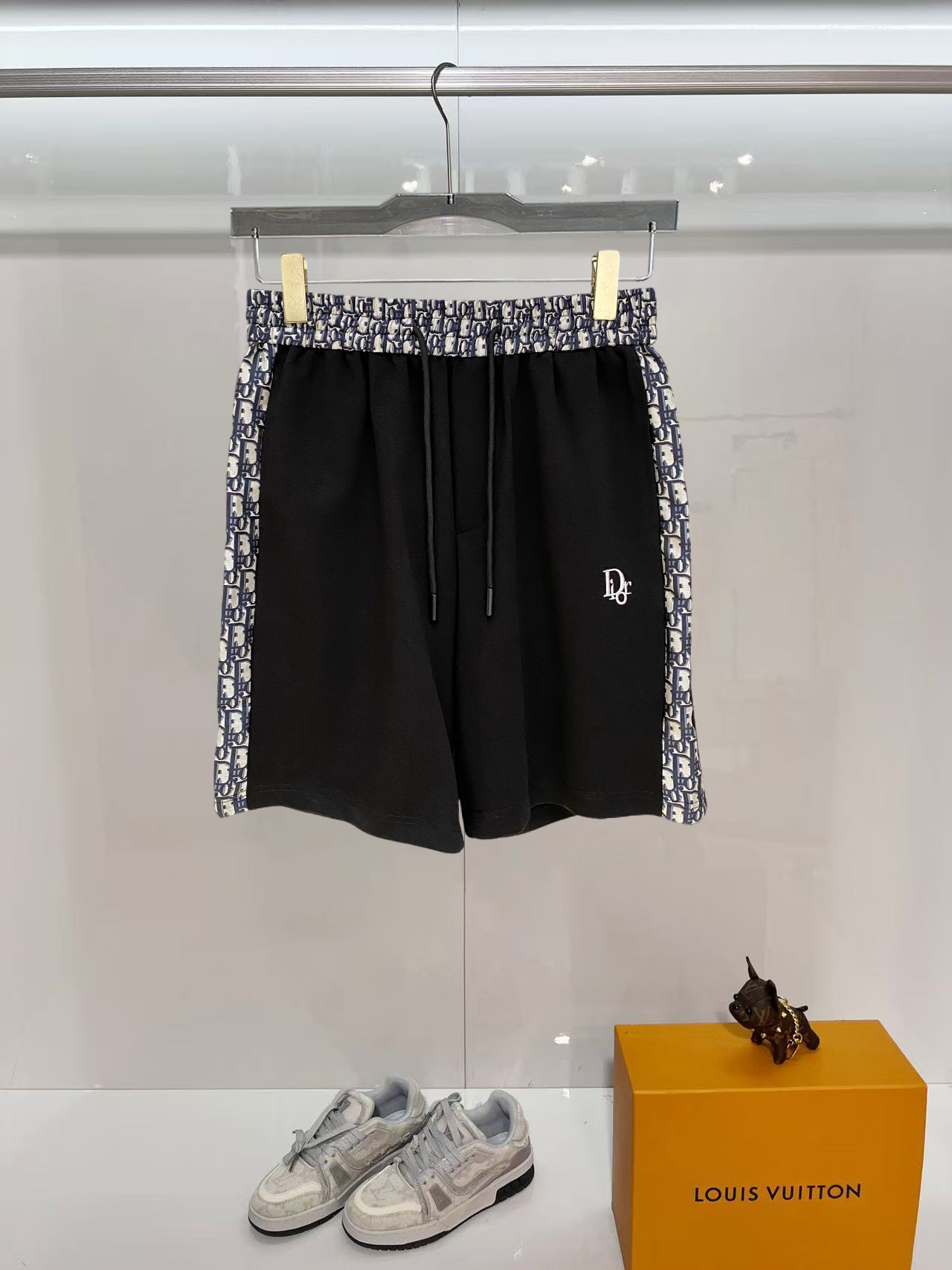 NO:840659,Dior 2026 spring and summer new men's casual shorts, three-quarter pants, high-end goods, simple, fashionable and generous, customized original imported fabrics, simple and refreshing, high-quality workmanship details, exquisite, simple and generous, versatile style, elegant and handsome upper body, brand new sense of sight!  The appearance is incomparable, the details are in place, and the upper body is not picky!  Size M-3xL,,dior,shorts,19860909迪奥 2026春夏新款男士休闲短裤 五分裤 高端货简洁时尚大方定制原版进口面料简洁利落又清爽品质做工细节精美简约大方百搭款 上身优雅帅气,焕然一新的即视感！品相无敌,细节都很到位,上身不挑人！ 码数M-3xL,,dior,shorts,,Men's clothing