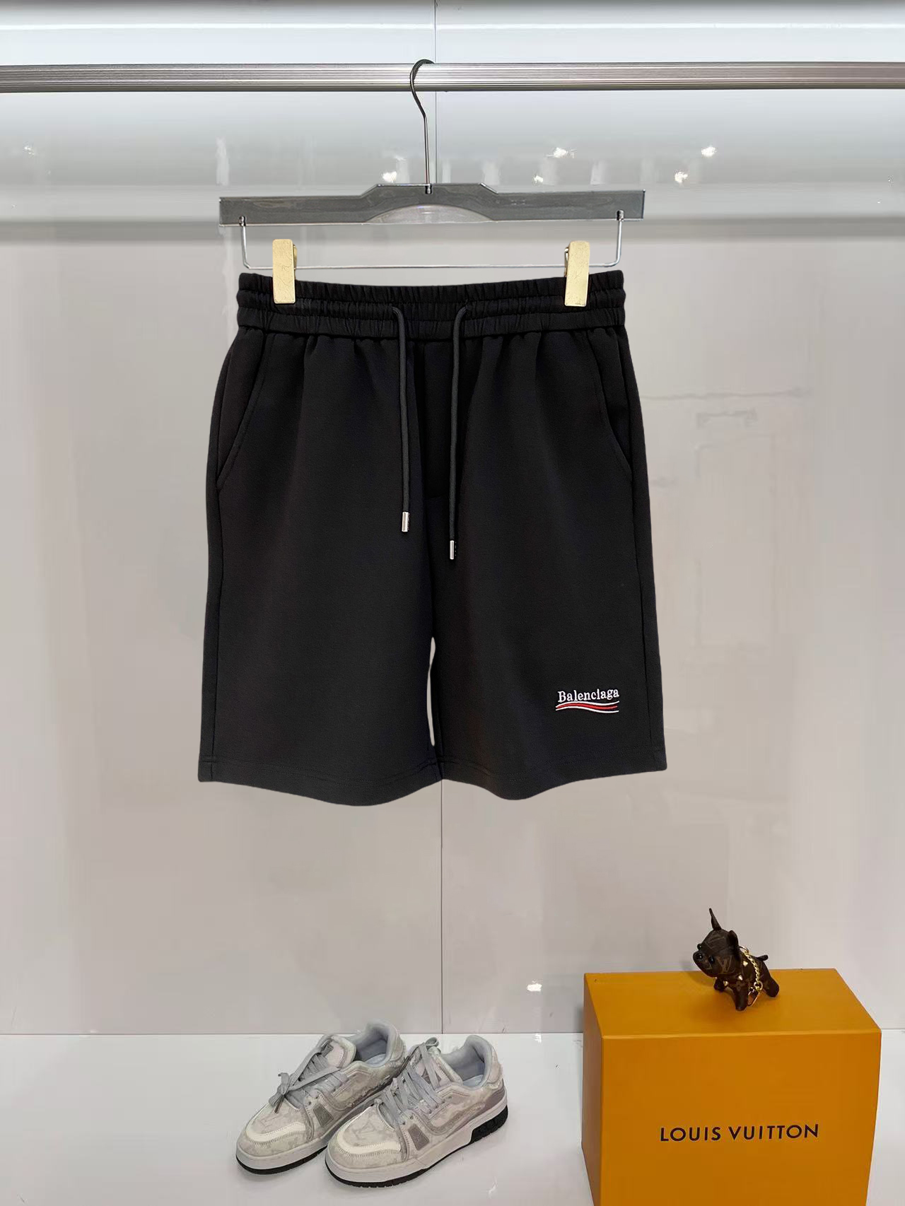 NO:840667,Balenciaga 2026 spring and summer new men's casual shorts, five-quarter pants, high-end goods, simple, fashionable and generous, customized original imported fabrics, simple and refreshing, high-quality workmanship details, exquisite, simple and generous, versatile style, elegant and handsome upper body, brand new sense of sight!  The appearance is incomparable, the details are in place, and the upper body is not picky!  Size M-3xL,,balenciaga,shorts,19860909巴黎世家 2026春夏新款男士休闲短裤 五分裤 高端货简洁时尚大方定制原版进口面料简洁利落又清爽品质做工细节精美简约大方百搭款 上身优雅帅气,焕然一新的即视感！品相无敌,细节都很到位,上身不挑人！ 码数M-3xL,,balenciaga,shorts,,Men's clothing
