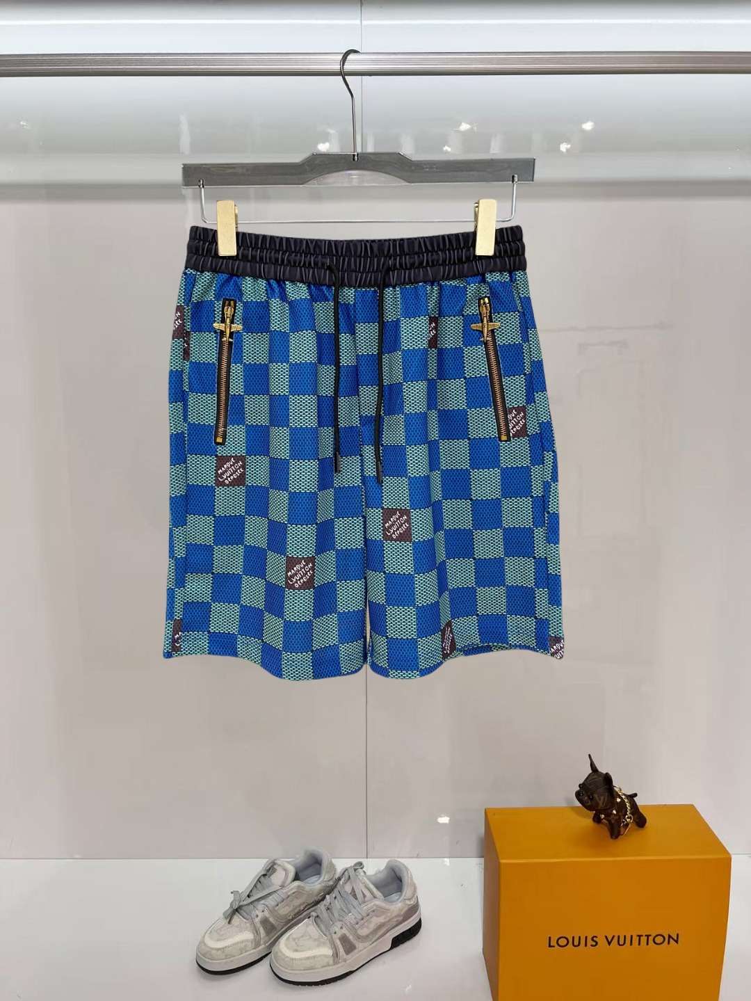 NO:840661,LV 2026 spring and summer new men's casual shorts, three-quarter pants, high-end goods, simple, fashionable and generous, customized original imported fabrics, simple and refreshing, high-quality workmanship details, exquisite, simple and generous, versatile style, elegant and handsome upper body, brand new sense of sight!  The appearance is incomparable, the details are in place, and the upper body is not picky!  Size M-3xL,,louis vuitton,shorts,19860909LV 2026春夏新款男士休闲短裤 五分裤 高端货简洁时尚大方定制原版进口面料简洁利落又清爽品质做工细节精美简约大方百搭款 上身优雅帅气,焕然一新的即视感！品相无敌,细节都很到位,上身不挑人！ 码数M-3xL,,louis vuitton,shorts,,Men's clothing