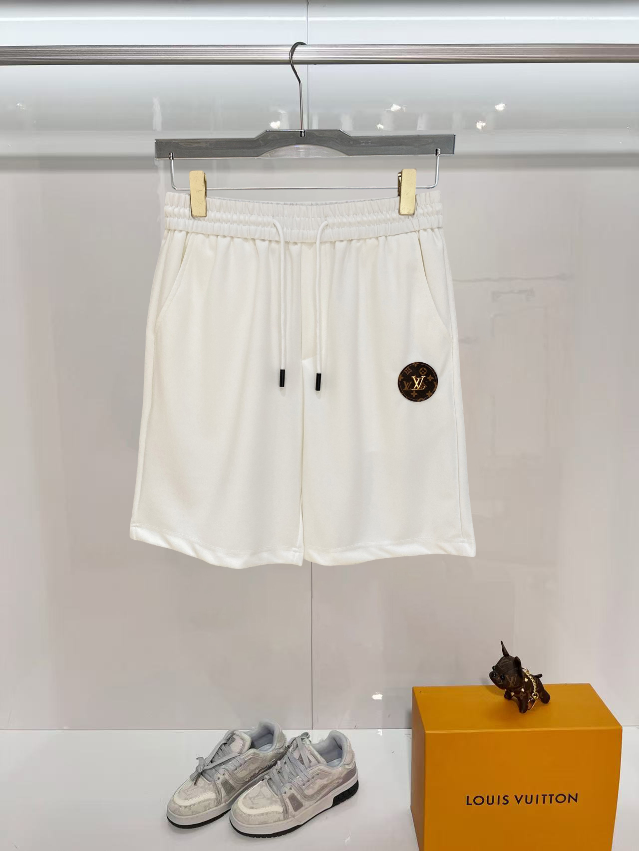 NO:843488,LV 2026 spring and summer new men's casual shorts, three-quarter pants, high-end goods, simple, fashionable and generous, customized original imported fabrics, simple and refreshing, high-quality workmanship details, exquisite, simple and generous, versatile style, elegant and handsome upper body, brand new sense of sight!  The appearance is incomparable, the details are in place, and the upper body is not picky!  Size M-3xL,,louis vuitton,shorts,19860909LV 2026春夏新款男士休闲短裤 五分裤 高端货简洁时尚大方定制原版进口面料简洁利落又清爽品质做工细节精美简约大方百搭款 上身优雅帅气,焕然一新的即视感！品相无敌,细节都很到位,上身不挑人！ 码数M-3xL,,louis vuitton,shorts,,Men's clothing