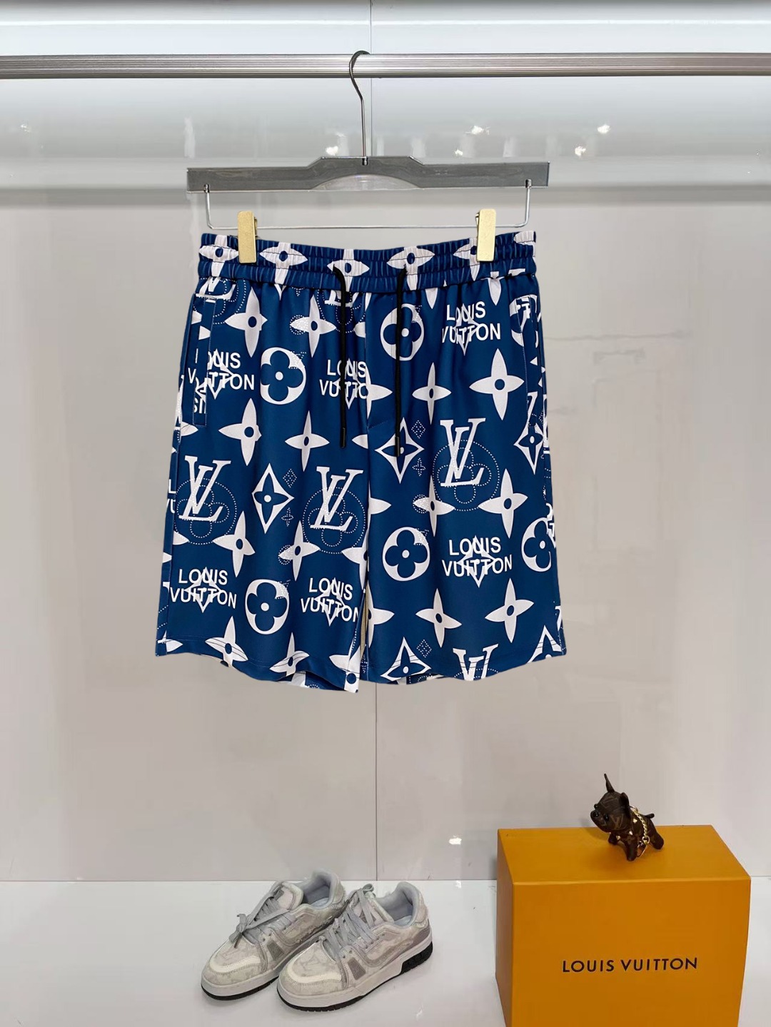 NO:843500,LV 2026 spring and summer new men's casual shorts, three-quarter pants, high-end goods, simple, fashionable and generous, customized original imported fabrics, simple and refreshing, high-quality workmanship details, exquisite, simple and generous, versatile style, elegant and handsome upper body, brand new sense of sight!  The appearance is incomparable, the details are in place, and the upper body is not picky!  Size M-3xL,,louis vuitton,shorts,19860909LV 2026春夏新款男士休闲短裤 五分裤 高端货简洁时尚大方定制原版进口面料简洁利落又清爽品质做工细节精美简约大方百搭款 上身优雅帅气,焕然一新的即视感！品相无敌,细节都很到位,上身不挑人！ 码数M-3xL,,louis vuitton,shorts,,Men's clothing