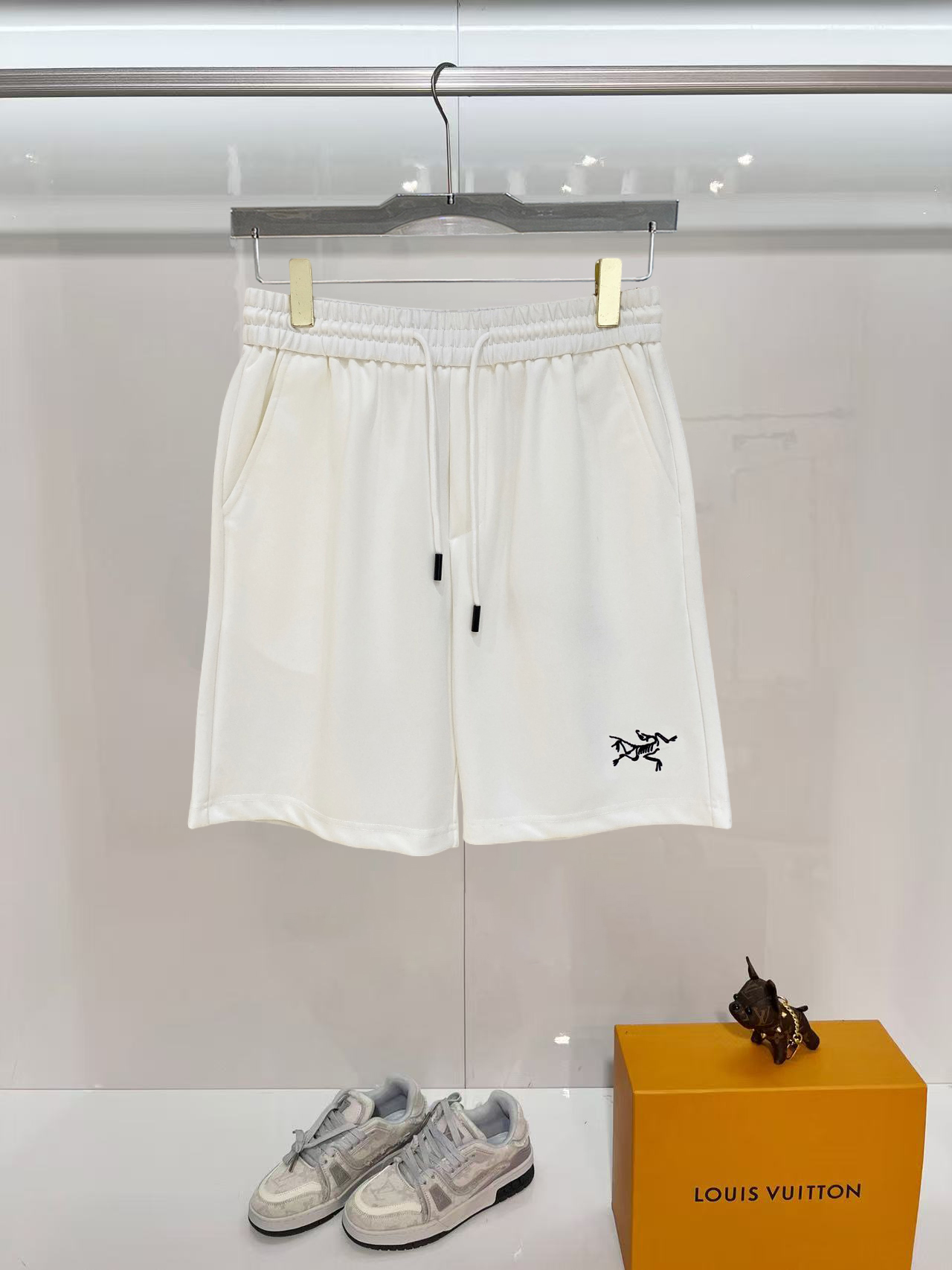 NO:843512,Arc'teryx 2026 spring and summer new men's casual shorts, five-quarter pants, high-end goods, simple, fashionable and generous, customized original imported fabrics, simple and refreshing, high-quality workmanship details, exquisite, simple and generous, versatile style, elegant and handsome upper body, brand new sense of sight!  The appearance is incomparable, the details are in place, and the upper body is not picky!  Code number M-3xL,arc'teryx,shorts,19860909始祖鸟 2026春夏新款男士休闲短裤 五分裤 高端货简洁时尚大方定制原版进口面料简洁利落又清爽品质做工细节精美简约大方百搭款 上身优雅帅气,焕然一新的即视感！品相无敌,细节都很到位,上身不挑人！ 码数M-3xL,arc'teryx,shorts,,Men's clothing