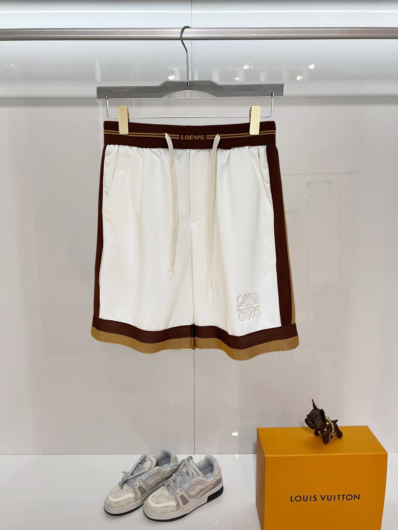 NO:840566,Loewe 2026 spring and summer new men's casual shorts, three-quarter pants, high-end goods, simple, fashionable and generous, customized original imported fabrics, simple and refreshing, high-quality workmanship details, exquisite, simple and generous, versatile style, elegant and handsome upper body, brand new sense of sight!  The appearance is incomparable, the details are in place, and the upper body is not picky!  Size M-3xL,,loewe,shorts,19860909罗意威 2026春夏新款男士休闲短裤 五分裤 高端货简洁时尚大方定制原版进口面料简洁利落又清爽品质做工细节精美简约大方百搭款 上身优雅帅气,焕然一新的即视感！品相无敌,细节都很到位,上身不挑人！ 码数M-3xL,,loewe,shorts,,Men's clothing