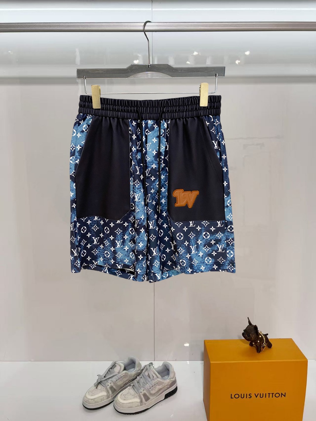 NO:840571,LV 2026 spring and summer new men's casual shorts, three-quarter pants, high-end goods, simple, fashionable and generous, customized original imported fabrics, simple and refreshing, high-quality workmanship details, exquisite, simple and generous, versatile style, elegant and handsome upper body, brand new sense of sight!  The appearance is incomparable, the details are in place, and the upper body is not picky!  Size M-3xL,,louis vuitton,shorts,19860909LV 2026春夏新款男士休闲短裤 五分裤 高端货简洁时尚大方定制原版进口面料简洁利落又清爽品质做工细节精美简约大方百搭款 上身优雅帅气,焕然一新的即视感！品相无敌,细节都很到位,上身不挑人！ 码数M-3xL,,louis vuitton,shorts,,Men's clothing