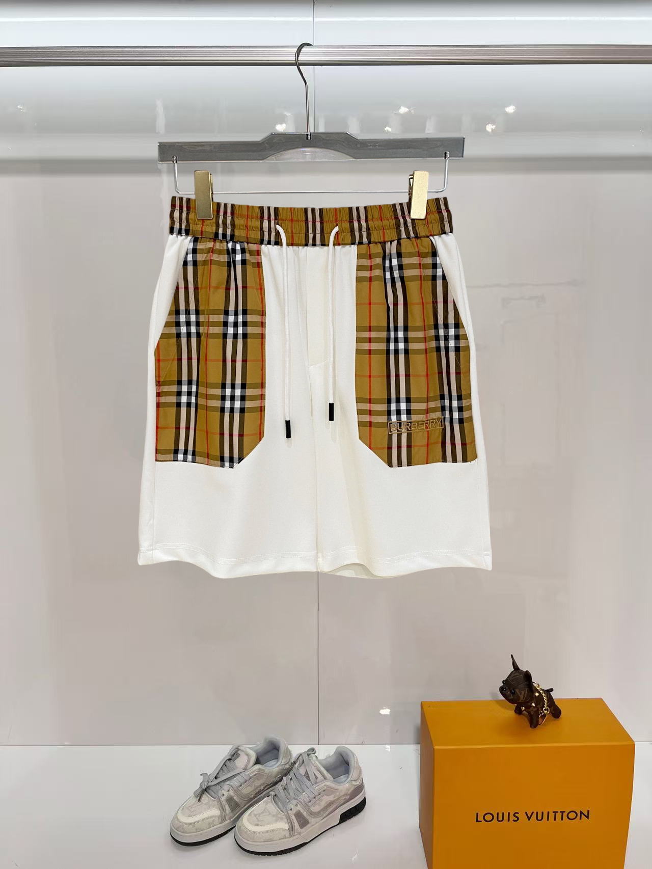 NO:840584,Burberry 2026 spring and summer new men's casual shorts, five-quarter pants, high-end goods, simple, fashionable and generous, customized original imported fabrics, simple and refreshing, high-quality workmanship details, exquisite, simple and generous, versatile style, elegant and handsome upper body, brand new sense of sight!  The appearance is incomparable, the details are in place, and the upper body is not picky!  Size M-3xL,,burberry,shorts,19860909巴宝莉 2026春夏新款男士休闲短裤 五分裤 高端货简洁时尚大方定制原版进口面料简洁利落又清爽品质做工细节精美简约大方百搭款 上身优雅帅气,焕然一新的即视感！品相无敌,细节都很到位,上身不挑人！ 码数M-3xL,,burberry,shorts,,Men's clothing
