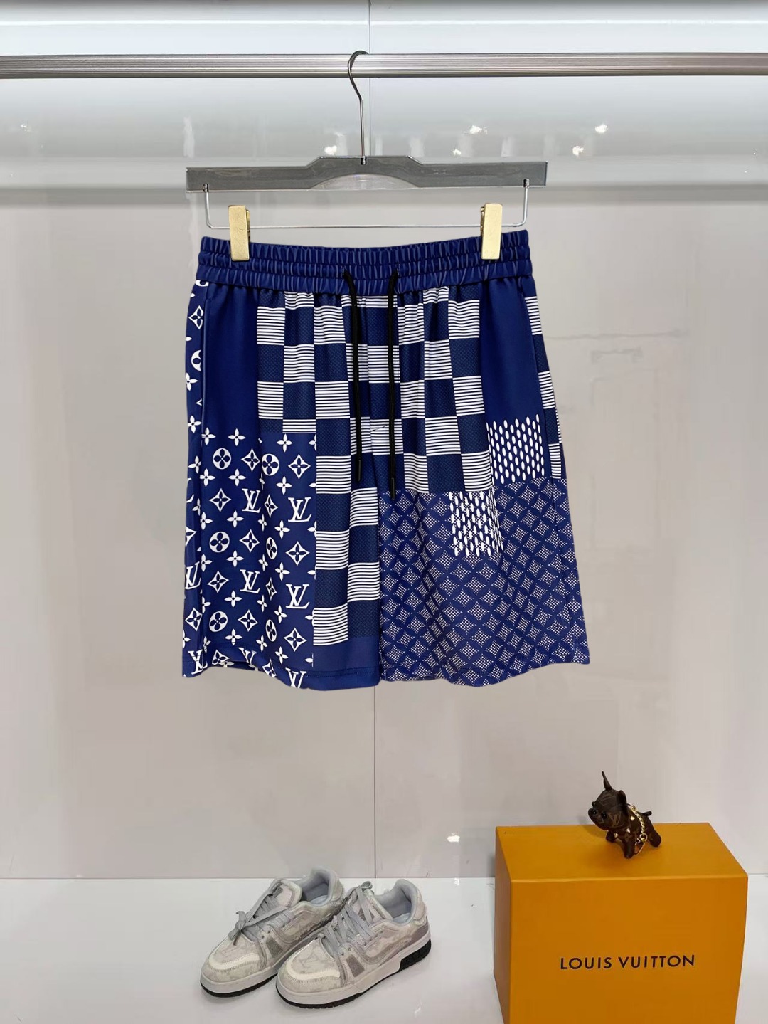 NO:840588,LV 2026 spring and summer new men's casual shorts, three-quarter pants, high-end goods, simple, fashionable and generous, customized original imported fabrics, simple and refreshing, high-quality workmanship details, exquisite, simple and generous, versatile style, elegant and handsome upper body, brand new sense of sight!  The appearance is incomparable, the details are in place, and the upper body is not picky!  Size M-3xL,,louis vuitton,shorts,19860909LV 2026春夏新款男士休闲短裤 五分裤 高端货简洁时尚大方定制原版进口面料简洁利落又清爽品质做工细节精美简约大方百搭款 上身优雅帅气,焕然一新的即视感！品相无敌,细节都很到位,上身不挑人！ 码数M-3xL,,louis vuitton,shorts,,Men's clothing