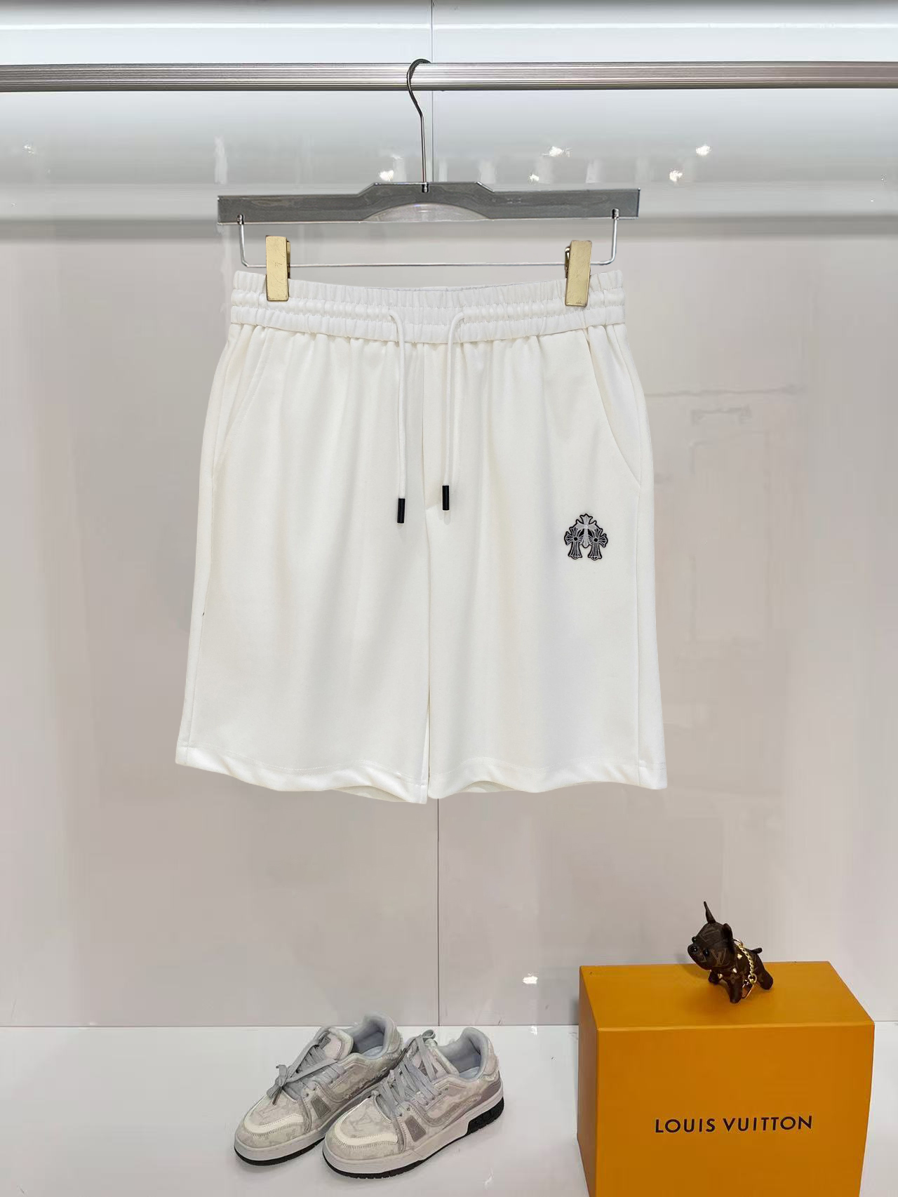 NO:840592,Kroxin 2026 spring and summer new men's casual shorts, five-quarter pants, high-end goods, simple, fashionable and generous, customized original imported fabrics, simple and refreshing, high-quality workmanship details, exquisite, simple and generous, versatile style, elegant and handsome upper body, brand new sense of sight!  The appearance is incomparable, the details are in place, and the upper body is not picky!  Size M-3xL,,chrome hearts,shorts,19860909克罗心 2026春夏新款男士休闲短裤 五分裤 高端货简洁时尚大方定制原版进口面料简洁利落又清爽品质做工细节精美简约大方百搭款 上身优雅帅气,焕然一新的即视感！品相无敌,细节都很到位,上身不挑人！ 码数M-3xL,,chrome hearts,shorts,,Men's clothing