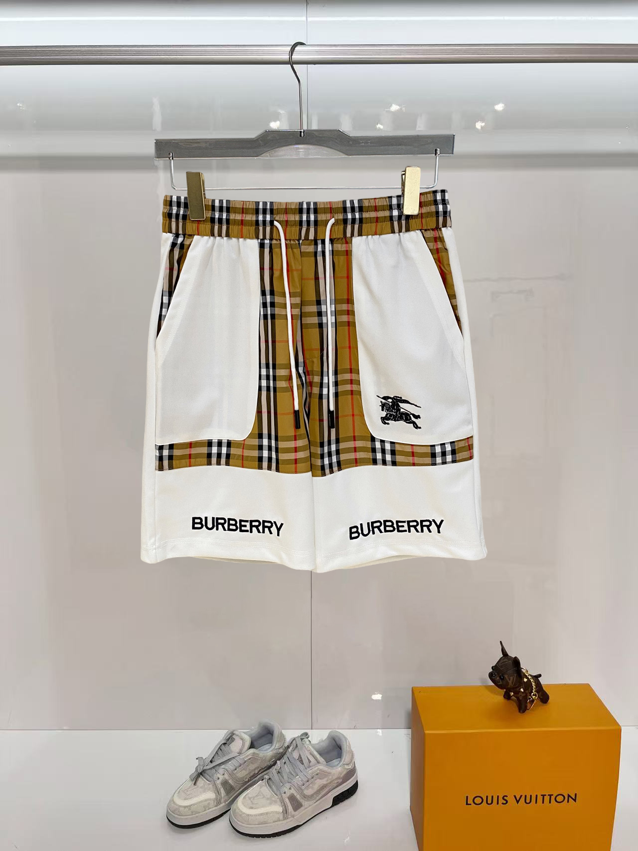NO:840601,Burberry 2026 spring and summer new men's casual shorts, five-quarter pants, high-end goods, simple, fashionable and generous, customized original imported fabrics, simple and refreshing, high-quality workmanship details, exquisite, simple and generous, versatile style, elegant and handsome upper body, brand new sense of sight!  The appearance is incomparable, the details are in place, and the upper body is not picky!  Size M-3xL,,burberry,shorts,19860909巴宝莉 2026春夏新款男士休闲短裤 五分裤 高端货简洁时尚大方定制原版进口面料简洁利落又清爽品质做工细节精美简约大方百搭款 上身优雅帅气,焕然一新的即视感！品相无敌,细节都很到位,上身不挑人！ 码数M-3xL,,burberry,shorts,,Men's clothing