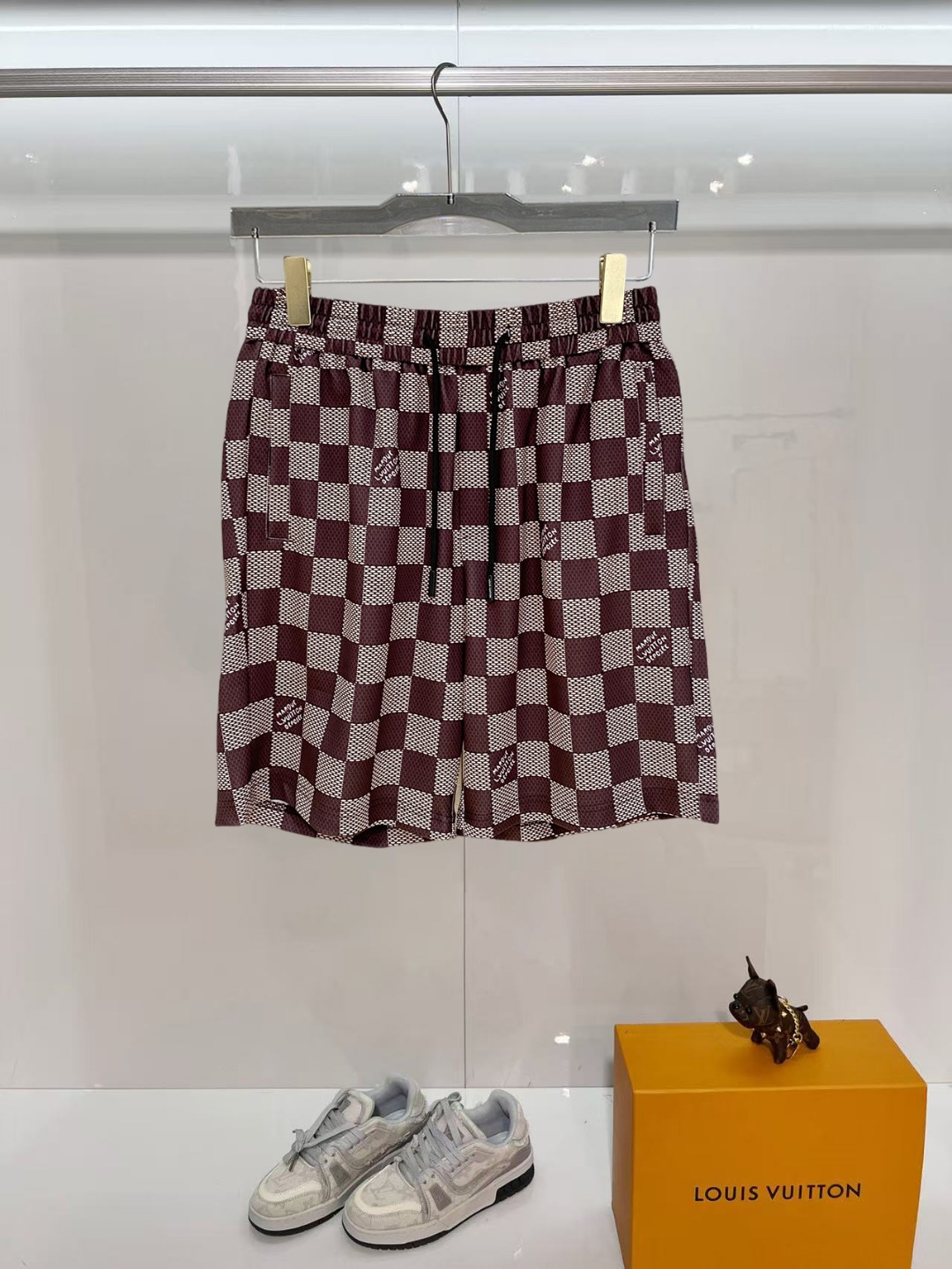 NO:840605,LV 2026 spring and summer new men's casual shorts, three-quarter pants, high-end goods, simple, fashionable and generous, customized original imported fabrics, simple and refreshing, high-quality workmanship details, exquisite, simple and generous, versatile style, elegant and handsome upper body, brand new sense of sight!  The appearance is incomparable, the details are in place, and the upper body is not picky!  Size M-3xL,,louis vuitton,shorts,19860909LV 2026春夏新款男士休闲短裤 五分裤 高端货简洁时尚大方定制原版进口面料简洁利落又清爽品质做工细节精美简约大方百搭款 上身优雅帅气,焕然一新的即视感！品相无敌,细节都很到位,上身不挑人！ 码数M-3xL,,louis vuitton,shorts,,Men's clothing