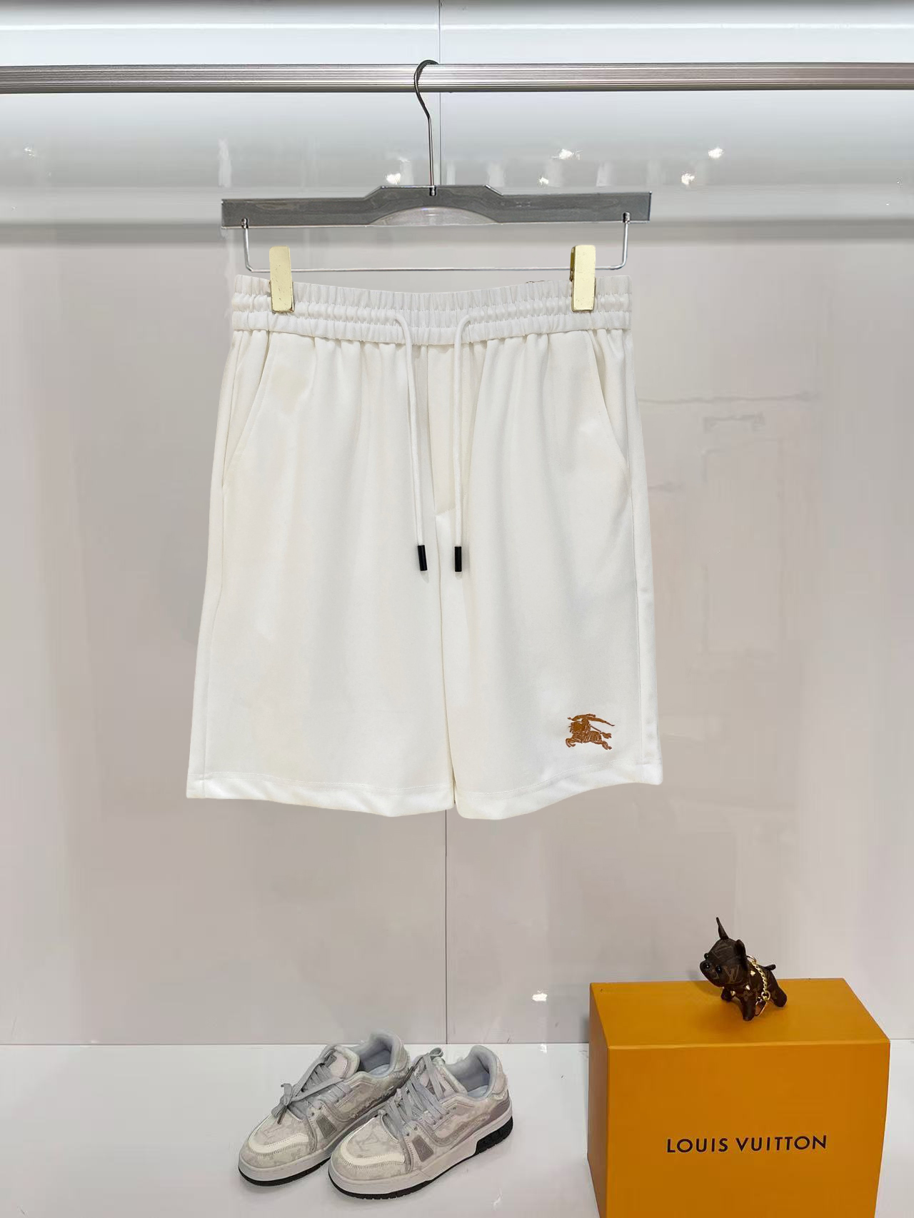 NO:840572,Burberry 2026 spring and summer new men's casual shorts, five-quarter pants, high-end goods, simple, fashionable and generous, customized original imported fabrics, simple and refreshing, high-quality workmanship details, exquisite, simple and generous, versatile style, elegant and handsome upper body, brand new sense of sight!  The appearance is incomparable, the details are in place, and the upper body is not picky!  Size M-3xL,,burberry,shorts,19860909巴宝莉 2026春夏新款男士休闲短裤 五分裤 高端货简洁时尚大方定制原版进口面料简洁利落又清爽品质做工细节精美简约大方百搭款 上身优雅帅气,焕然一新的即视感！品相无敌,细节都很到位,上身不挑人！ 码数M-3xL,,burberry,shorts,,Men's clothing