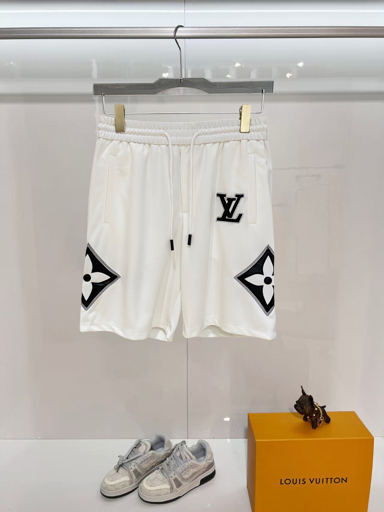 NO:840577,LV 2026 spring and summer new men's casual shorts, three-quarter pants, high-end goods, simple, fashionable and generous, customized original imported fabrics, simple and refreshing, high-quality workmanship details, exquisite, simple and generous, versatile style, elegant and handsome upper body, brand new sense of sight!  The appearance is incomparable, the details are in place, and the upper body is not picky!  Size M-3xL,,louis vuitton,shorts,19860909LV 2026春夏新款男士休闲短裤 五分裤 高端货简洁时尚大方定制原版进口面料简洁利落又清爽品质做工细节精美简约大方百搭款 上身优雅帅气,焕然一新的即视感！品相无敌,细节都很到位,上身不挑人！ 码数M-3xL,,louis vuitton,shorts,,Men's clothing