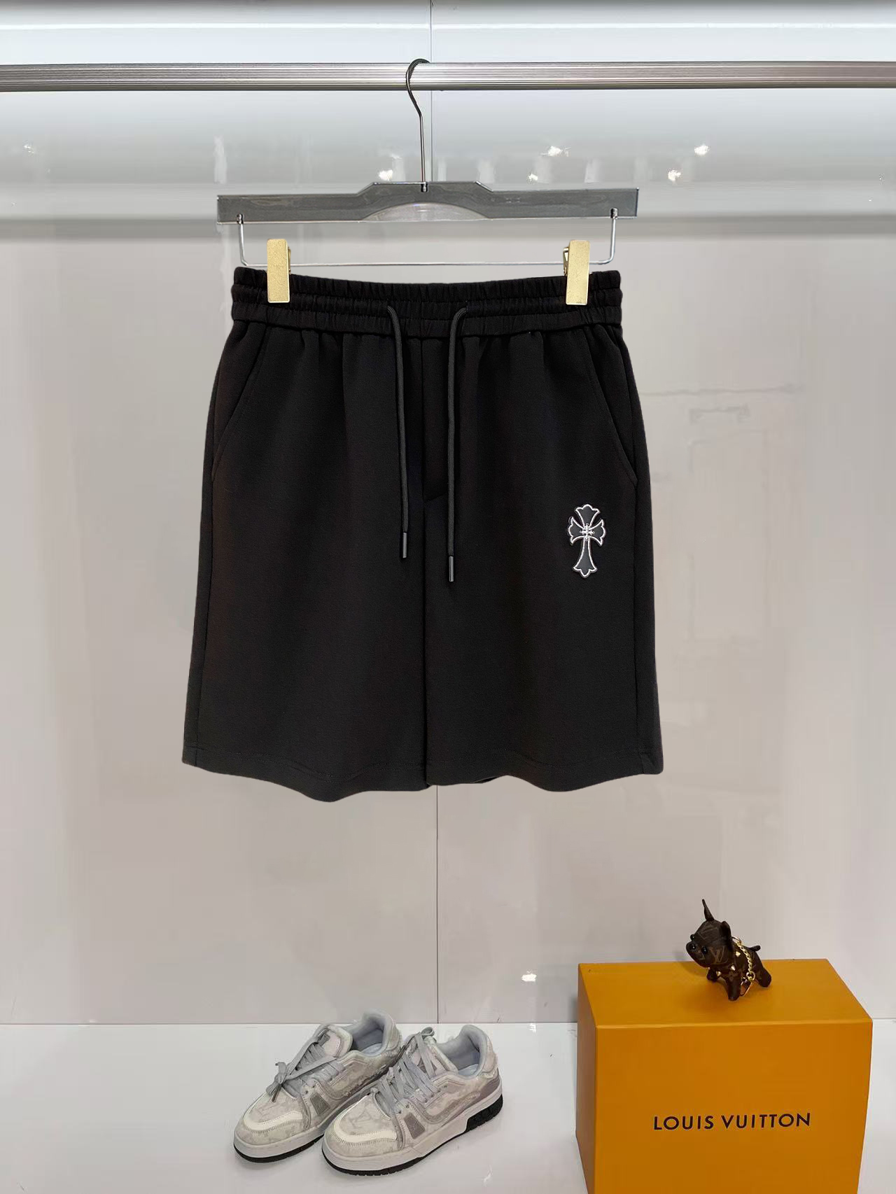 NO:840617,Kroxin 2026 spring and summer new men's casual shorts, five-quarter pants, high-end goods, simple, fashionable and generous, customized original imported fabrics, simple and refreshing, high-quality workmanship details, exquisite, simple and generous, versatile style, elegant and handsome upper body, brand new sense of sight!  The appearance is incomparable, the details are in place, and the upper body is not picky!  Size M-3xL,,chrome hearts,shorts,19860909克罗心 2026春夏新款男士休闲短裤 五分裤 高端货简洁时尚大方定制原版进口面料简洁利落又清爽品质做工细节精美简约大方百搭款 上身优雅帅气,焕然一新的即视感！品相无敌,细节都很到位,上身不挑人！ 码数M-3xL,,chrome hearts,shorts,,Men's clothing