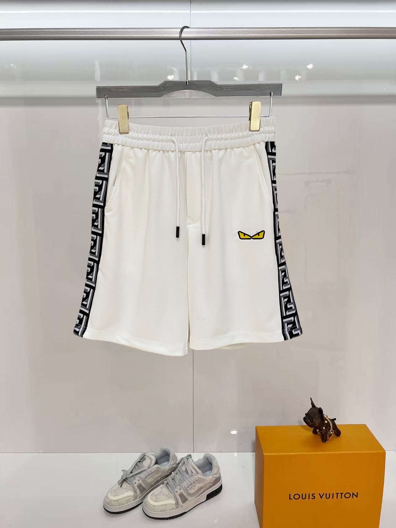 NO:840589,Fendi 2026 spring and summer new men's casual shorts, three-quarter pants, high-end goods, simple, fashionable and generous, customized original imported fabrics, simple and refreshing, high-quality workmanship details, exquisite, simple and generous, versatile style, elegant and handsome upper body, brand new sense of sight!  The appearance is incomparable, the details are in place, and the upper body is not picky!  Size M-3xL,,fendi,shorts,19860909芬迪 2026春夏新款男士休闲短裤 五分裤 高端货简洁时尚大方定制原版进口面料简洁利落又清爽品质做工细节精美简约大方百搭款 上身优雅帅气,焕然一新的即视感！品相无敌,细节都很到位,上身不挑人！ 码数M-3xL,,fendi,shorts,,Men's clothing