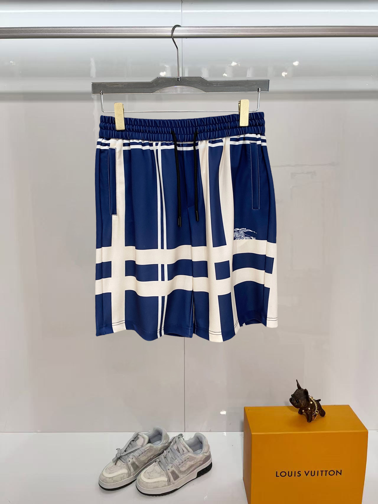 NO:840593,Burberry 2026 spring and summer new men's casual shorts, five-quarter pants, high-end goods, simple, fashionable and generous, customized original imported fabrics, simple and refreshing, high-quality workmanship details, exquisite, simple and generous, versatile style, elegant and handsome upper body, brand new sense of sight!  The appearance is incomparable, the details are in place, and the upper body is not picky!  Size M-3xL,,burberry,shorts,19860909巴宝莉 2026春夏新款男士休闲短裤 五分裤 高端货简洁时尚大方定制原版进口面料简洁利落又清爽品质做工细节精美简约大方百搭款 上身优雅帅气,焕然一新的即视感！品相无敌,细节都很到位,上身不挑人！ 码数M-3xL,,burberry,shorts,,Men's clothing