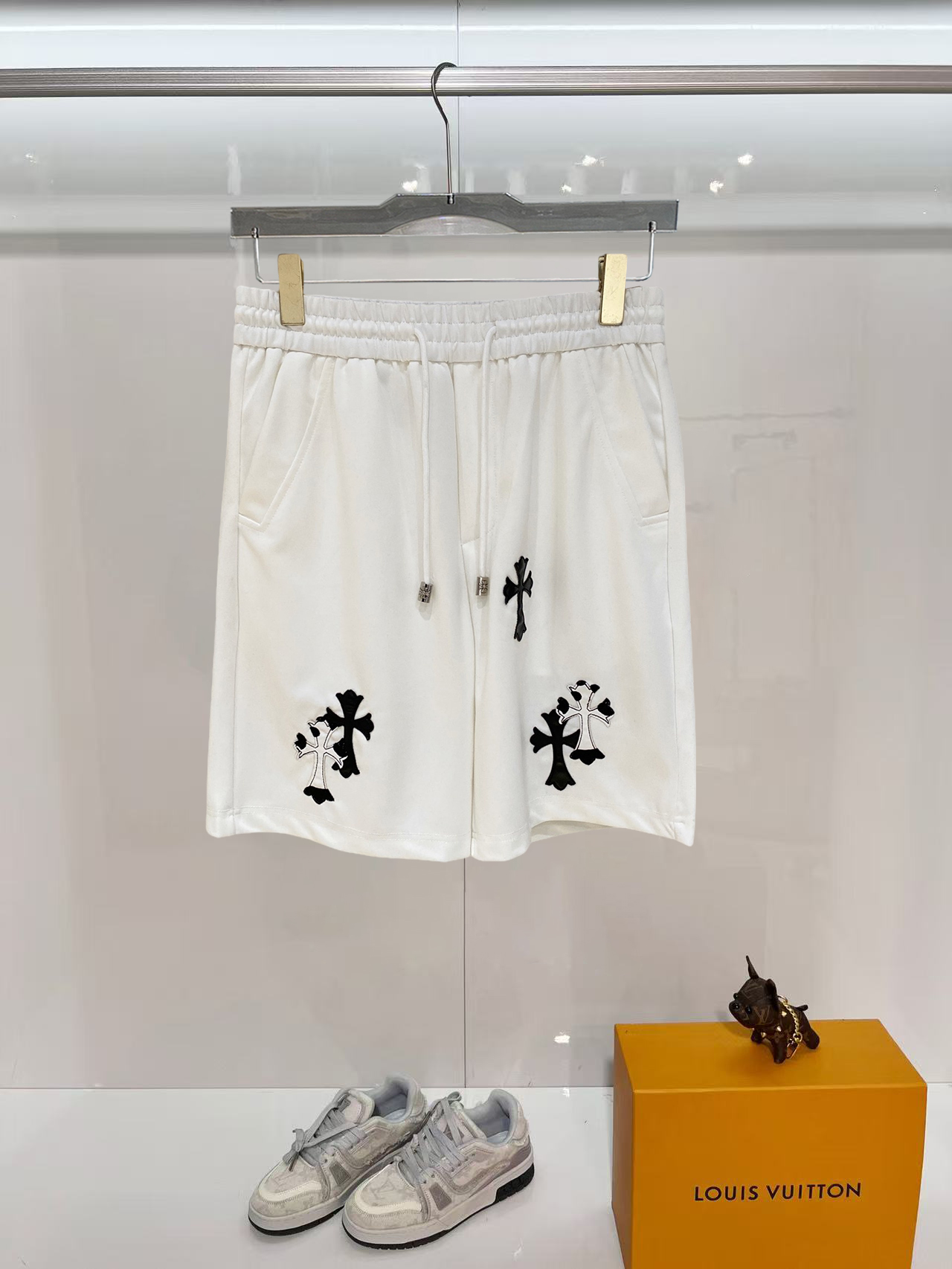 NO:840596,Kroxin 2026 spring and summer new men's casual shorts, five-quarter pants, high-end goods, simple, fashionable and generous, customized original imported fabrics, simple and refreshing, high-quality workmanship details, exquisite, simple and generous, versatile style, elegant and handsome upper body, brand new sense of sight!  The appearance is incomparable, the details are in place, and the upper body is not picky!  Size M-3xL,,chrome hearts,shorts,19860909克罗心 2026春夏新款男士休闲短裤 五分裤 高端货简洁时尚大方定制原版进口面料简洁利落又清爽品质做工细节精美简约大方百搭款 上身优雅帅气,焕然一新的即视感！品相无敌,细节都很到位,上身不挑人！ 码数M-3xL,,chrome hearts,shorts,,Men's clothing