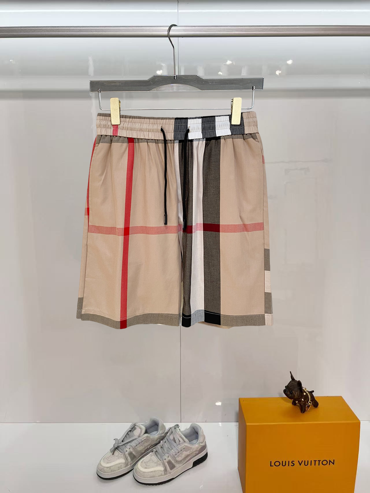 NO:840604,Burberry 2026 spring and summer new men's casual shorts, five-quarter pants, high-end goods, simple, fashionable and generous, customized original imported fabrics, simple and refreshing, high-quality workmanship details, exquisite, simple and generous, versatile style, elegant and handsome upper body, brand new sense of sight!  The appearance is incomparable, the details are in place, and the upper body is not picky!  Size M-3xL,,burberry,shorts,19860909巴宝莉 2026春夏新款男士休闲短裤 五分裤 高端货简洁时尚大方定制原版进口面料简洁利落又清爽品质做工细节精美简约大方百搭款 上身优雅帅气,焕然一新的即视感！品相无敌,细节都很到位,上身不挑人！ 码数M-3xL,,burberry,shorts,,Men's clothing