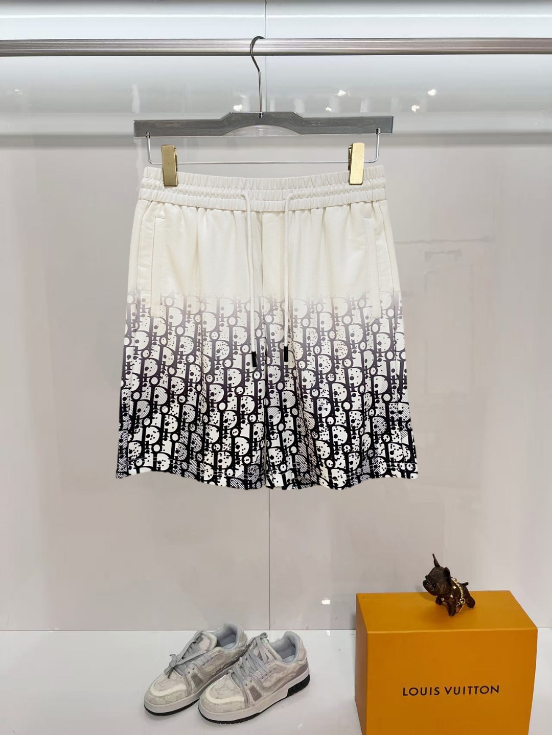 NO:840613,Dior 2026 spring and summer new men's casual shorts, three-quarter pants, high-end goods, simple, fashionable and generous, customized original imported fabrics, simple and refreshing, high-quality workmanship details, exquisite, simple and generous, versatile style, elegant and handsome upper body, brand new sense of sight!  The appearance is incomparable, the details are in place, and the upper body is not picky!  Size M-3xL,,dior,shorts,19860909迪奥 2026春夏新款男士休闲短裤 五分裤 高端货简洁时尚大方定制原版进口面料简洁利落又清爽品质做工细节精美简约大方百搭款 上身优雅帅气,焕然一新的即视感！品相无敌,细节都很到位,上身不挑人！ 码数M-3xL,,dior,shorts,,Men's clothing